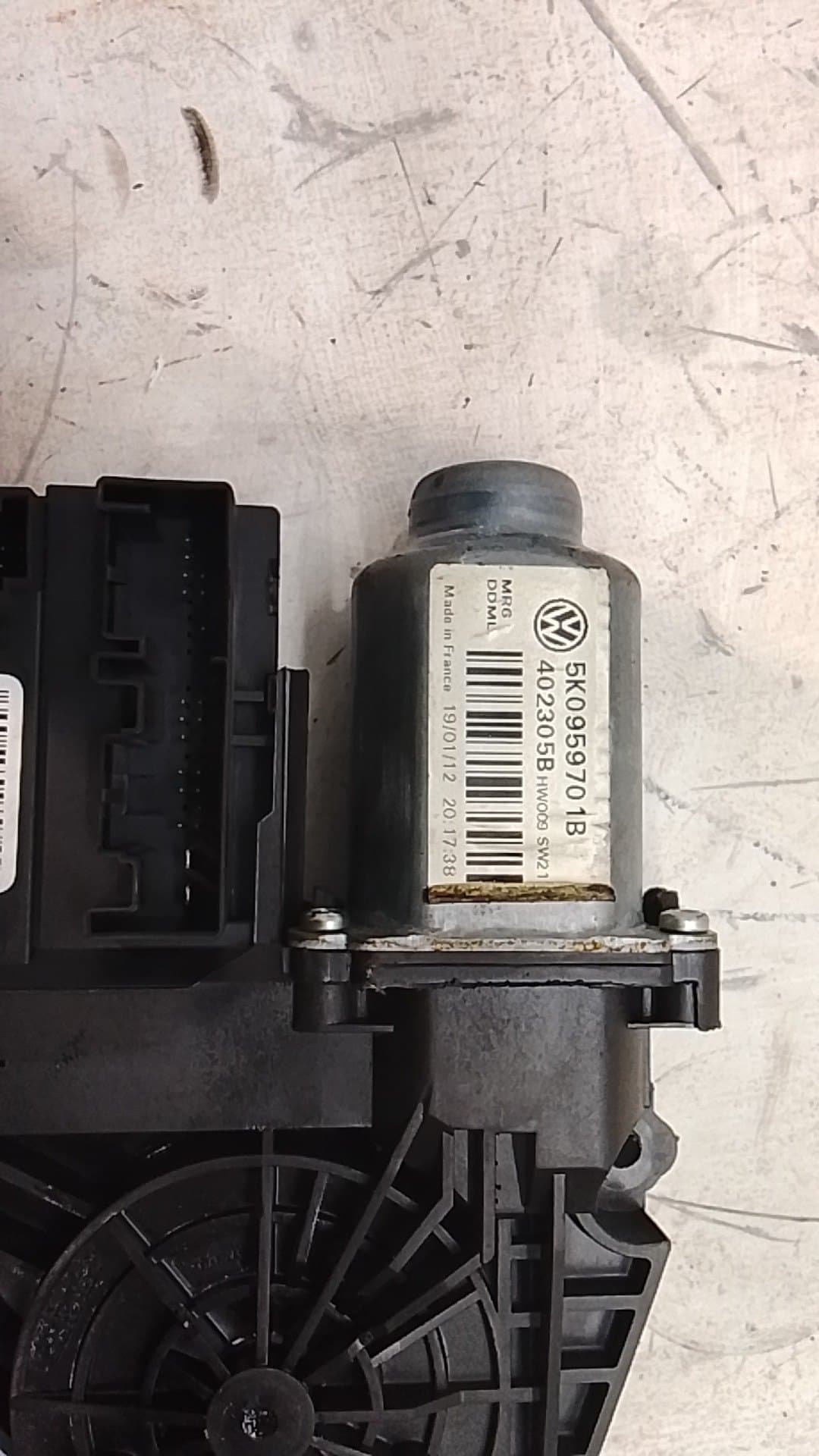 Motor elevalunas delantero izquierdo VOLKSWAGEN GOLF VI (5K1) 4
