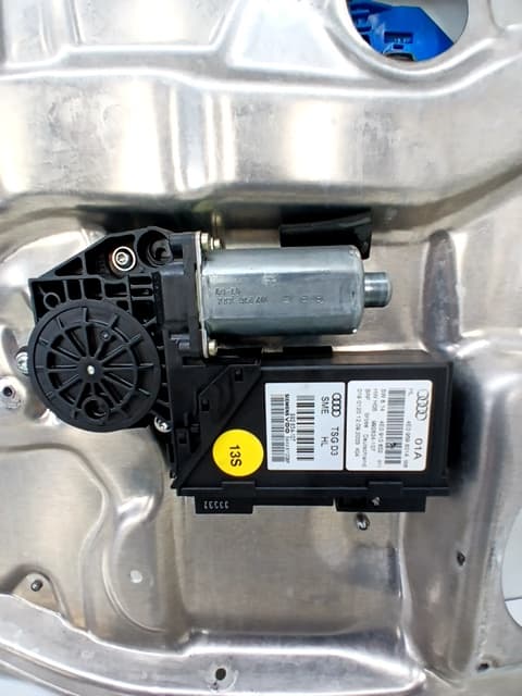Elevalunas trasero izquierdo AUDI A8 (4E2) 3