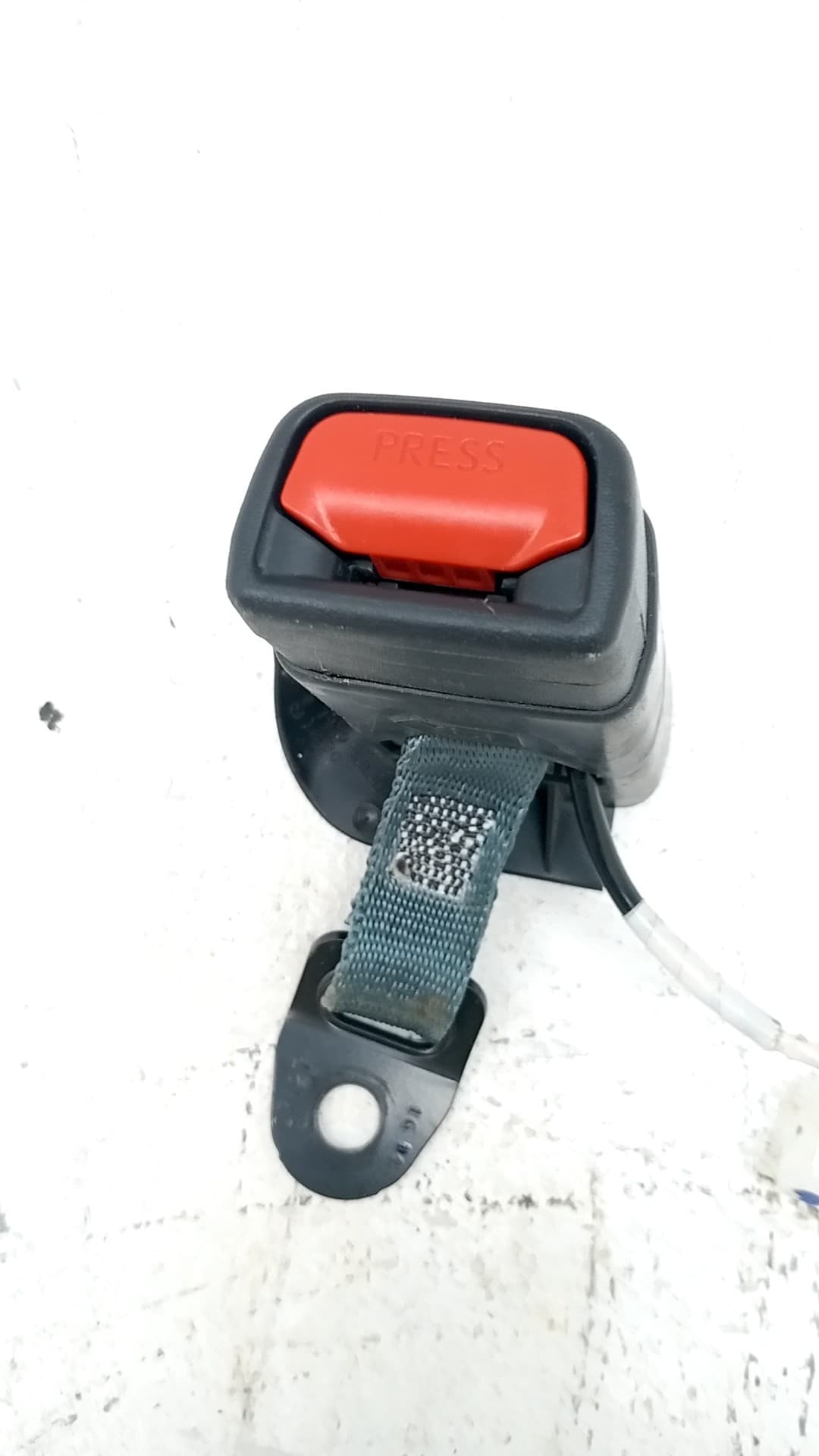 Enganche cinturon trasero izquierdo TOYOTA YARIS 3