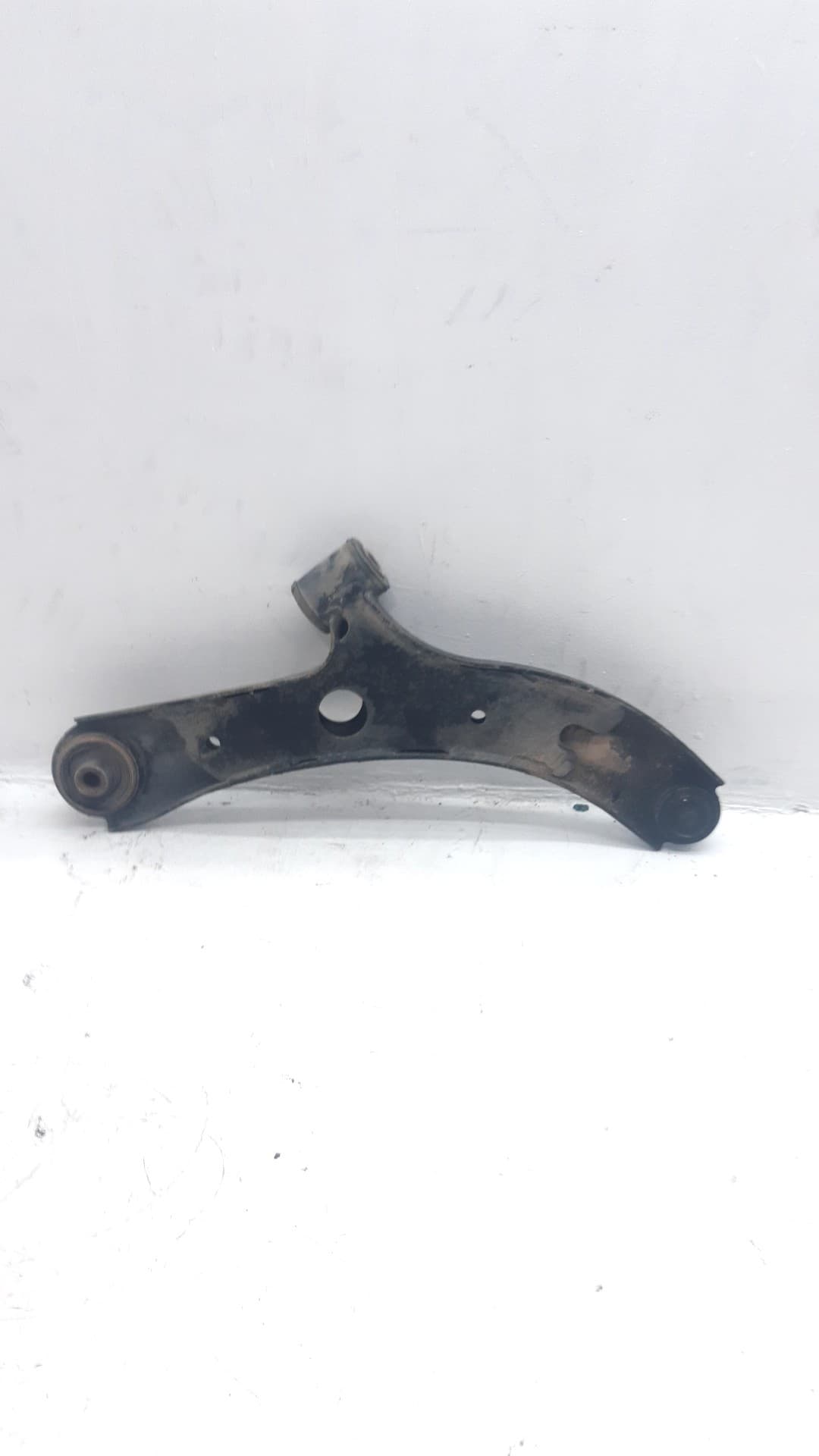 Brazo suspension inferior delantero izquierdo SUZUKI SWIFT SF BERLINA (EA) 2