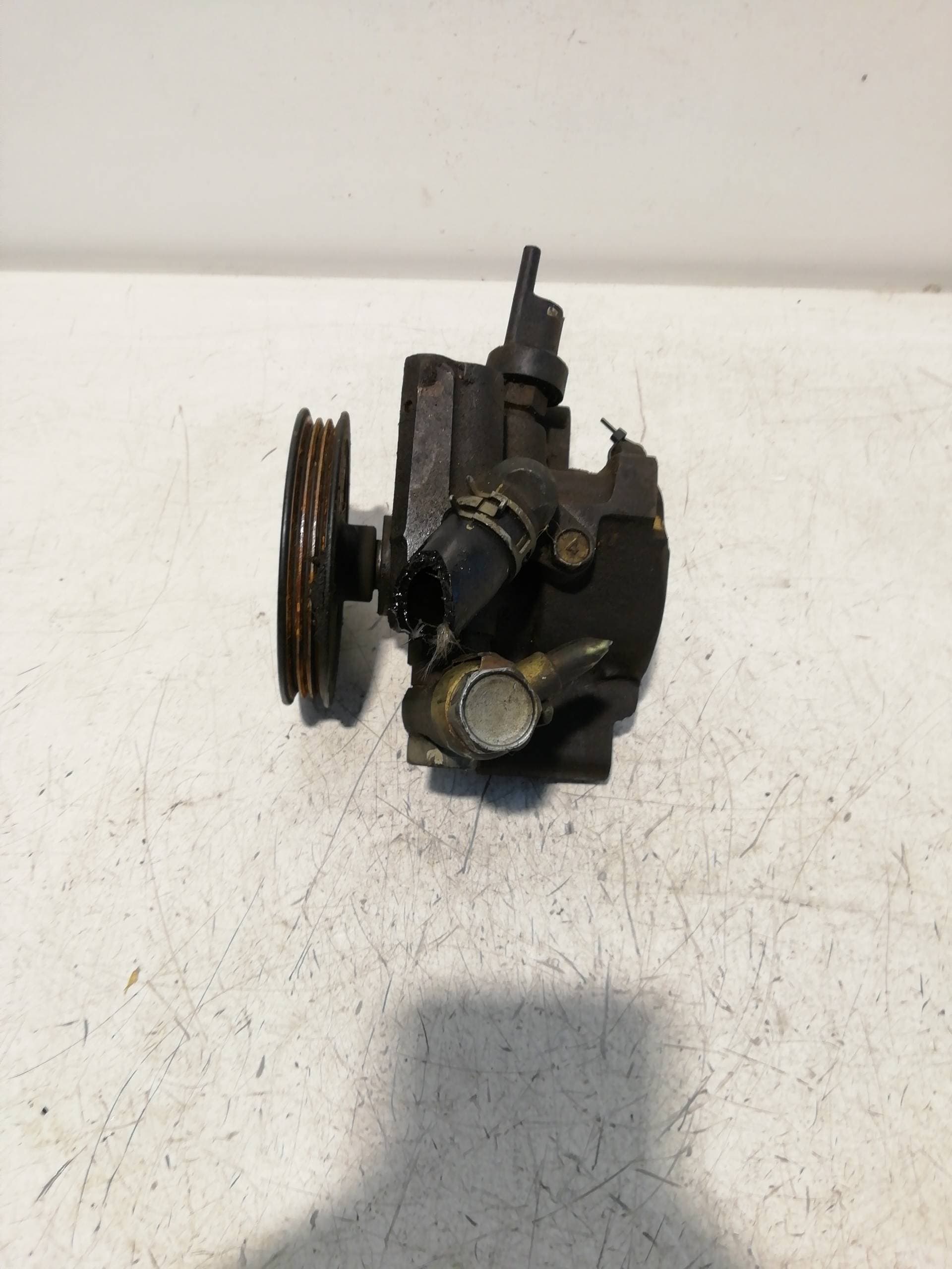 Bomba direccion TOYOTA AVENSIS BERLINA (T25) 3