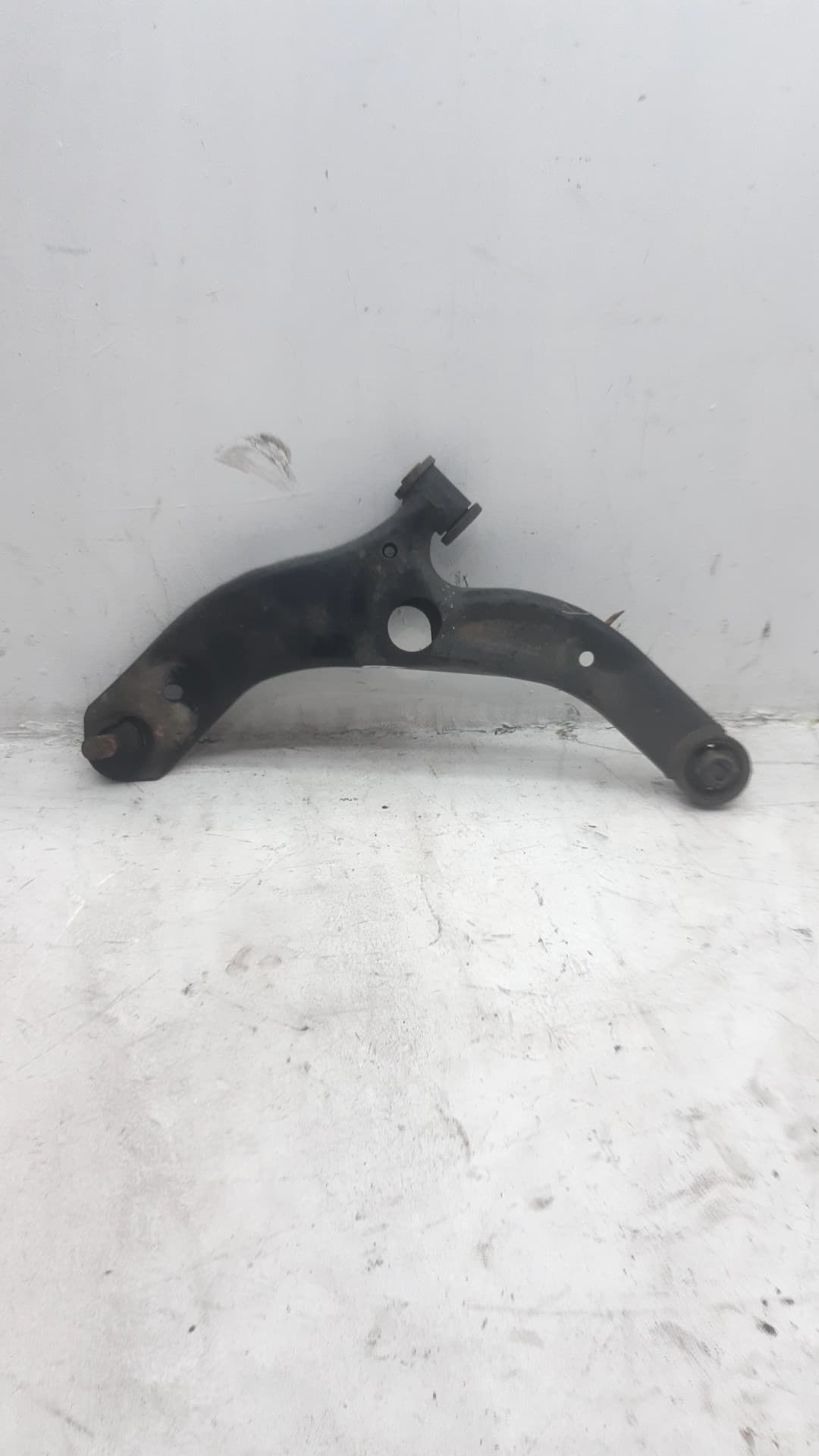 Brazo suspension inferior delantero izquierdo MAZDA PREMACY (CP)