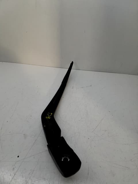 Brazo limpia trasero MITSUBISHI SPACE STAR (A00)