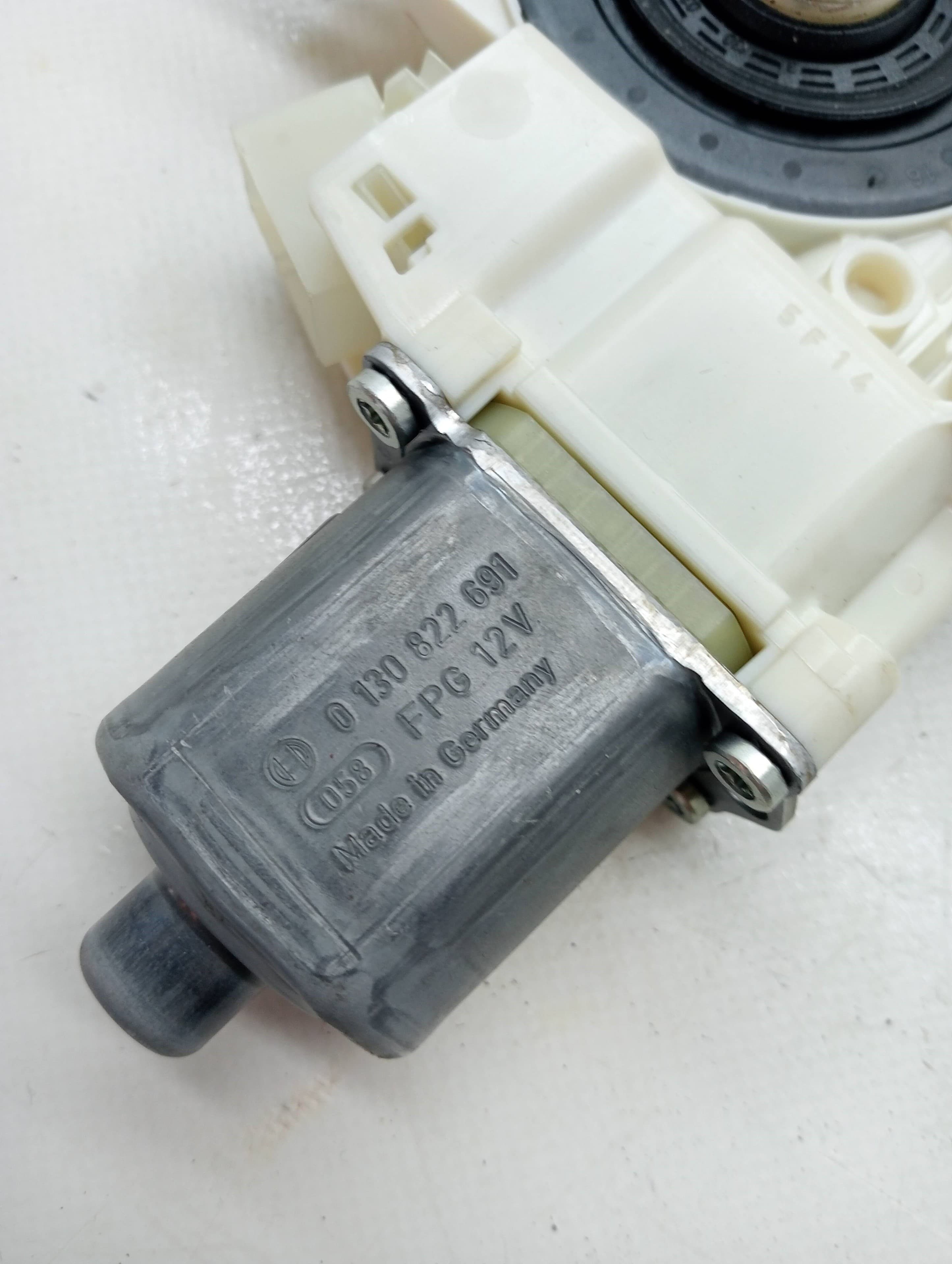 Motor elevalunas delantero derecho MERCEDES-BENZ CLASE A (W176) 2
