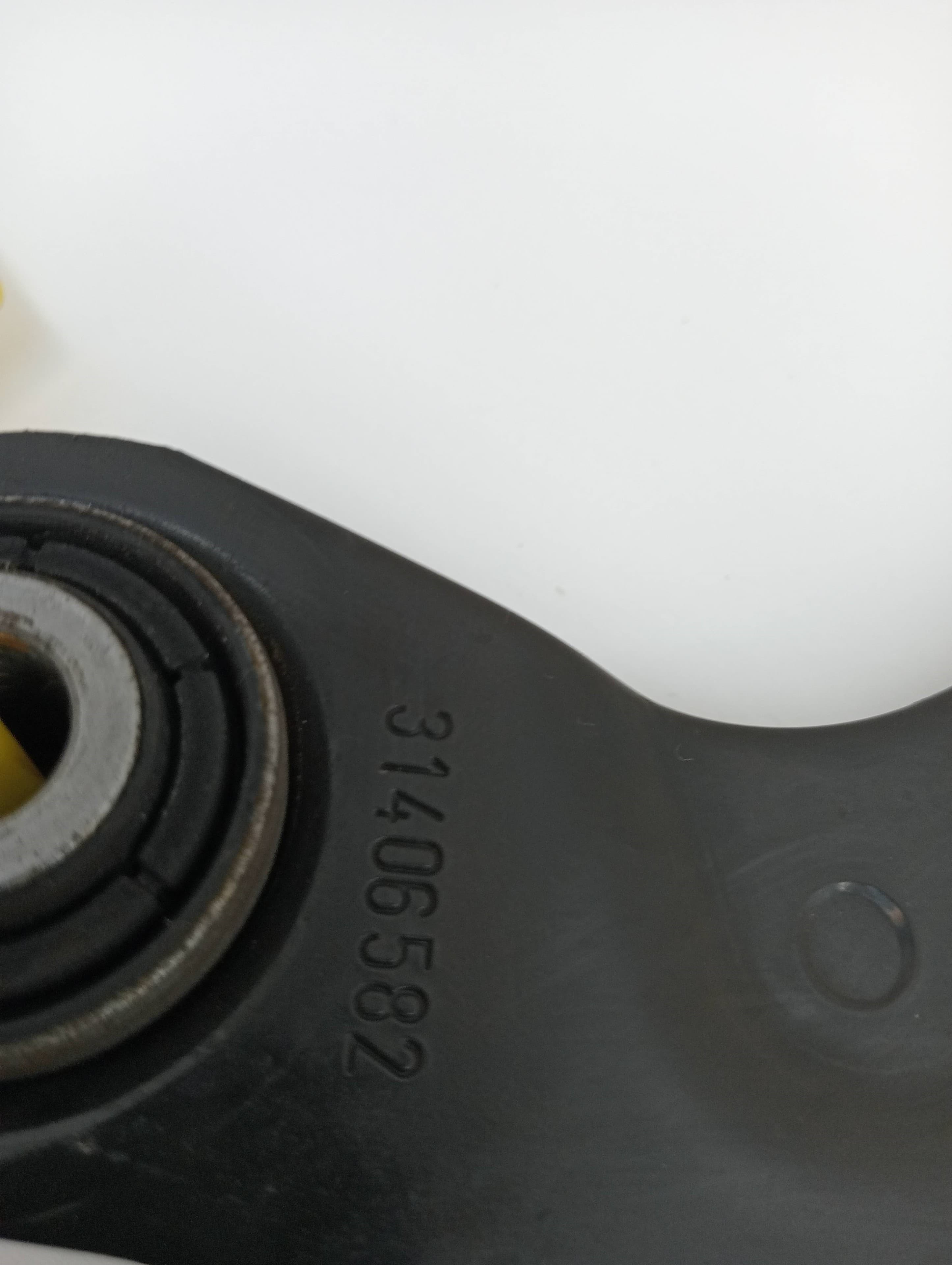 Brazo suspension superior trasero derecho VOLVO V40 2