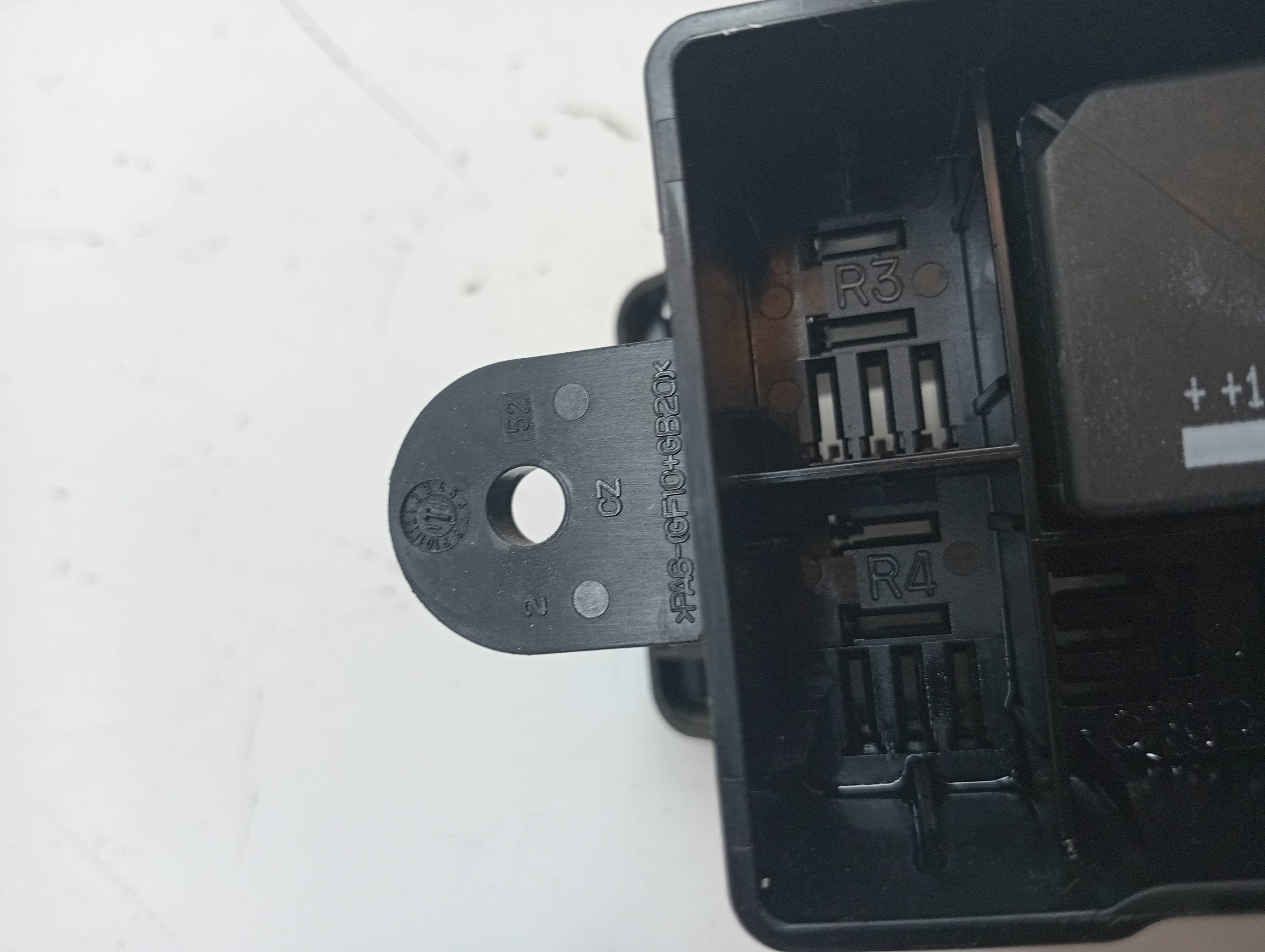 Caja reles / fusibles VOLVO V40 3