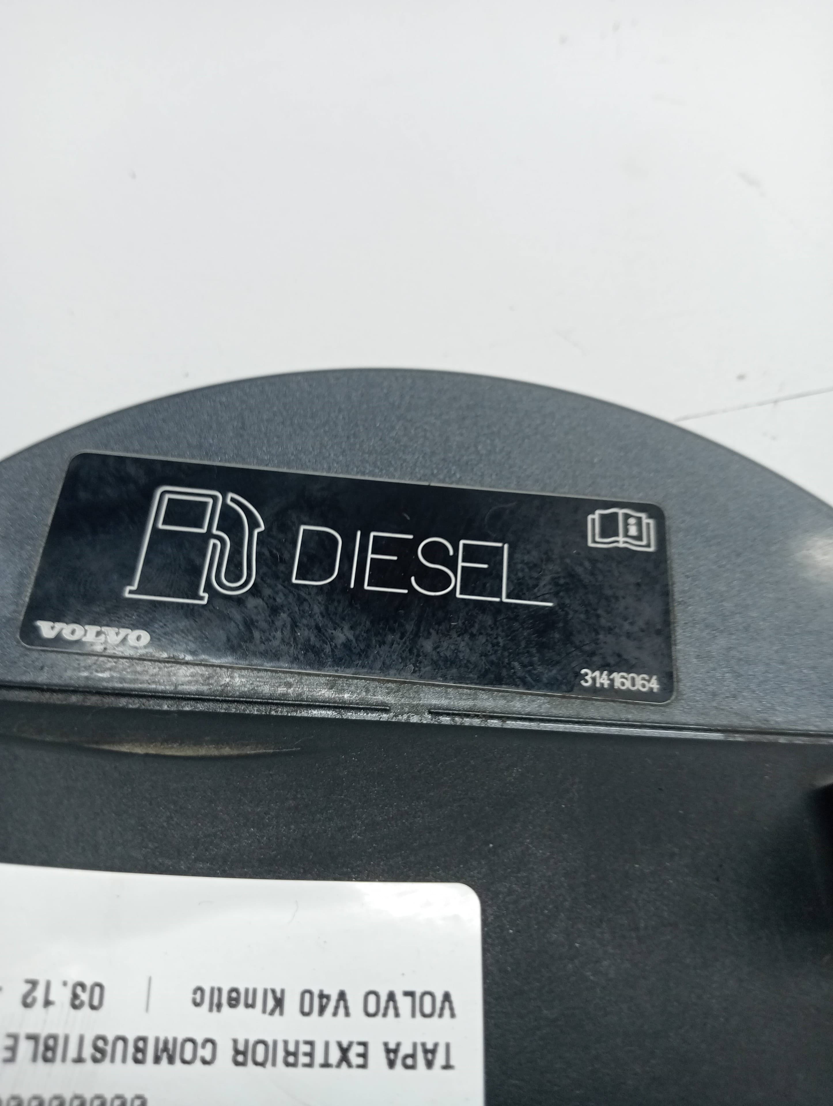 Tapa exterior combustible VOLVO V40 3