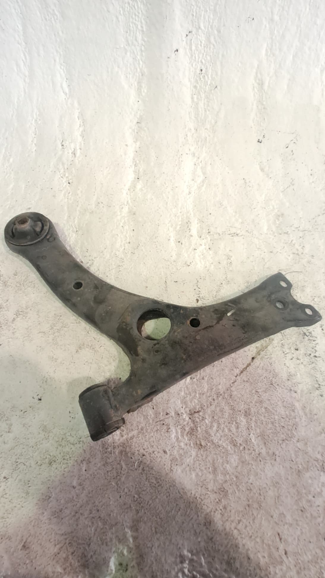 Brazo suspension inferior delantero izquierdo TOYOTA COROLLA STATION WAGON (_E12_)