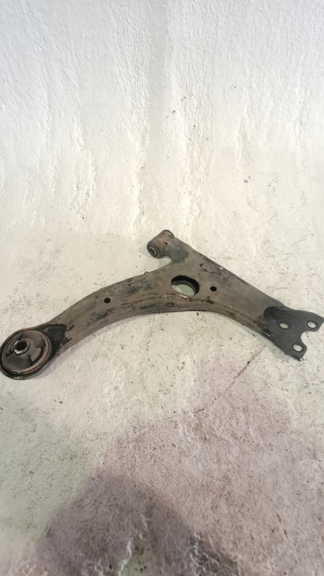 Brazo suspension inferior delantero izquierdo TOYOTA COROLLA STATION WAGON (_E12_) 2