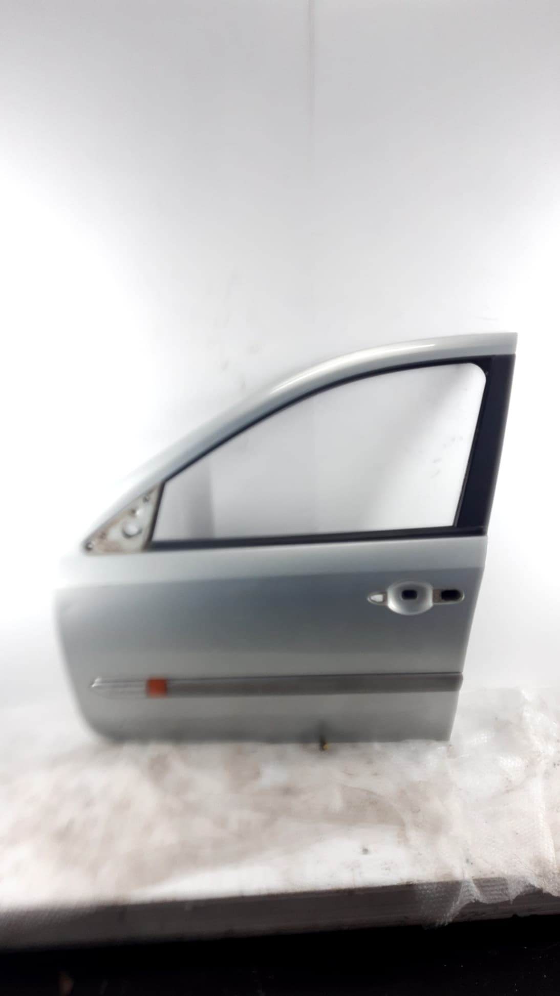 Puerta delantera izquierda RENAULT LAGUNA (B56)