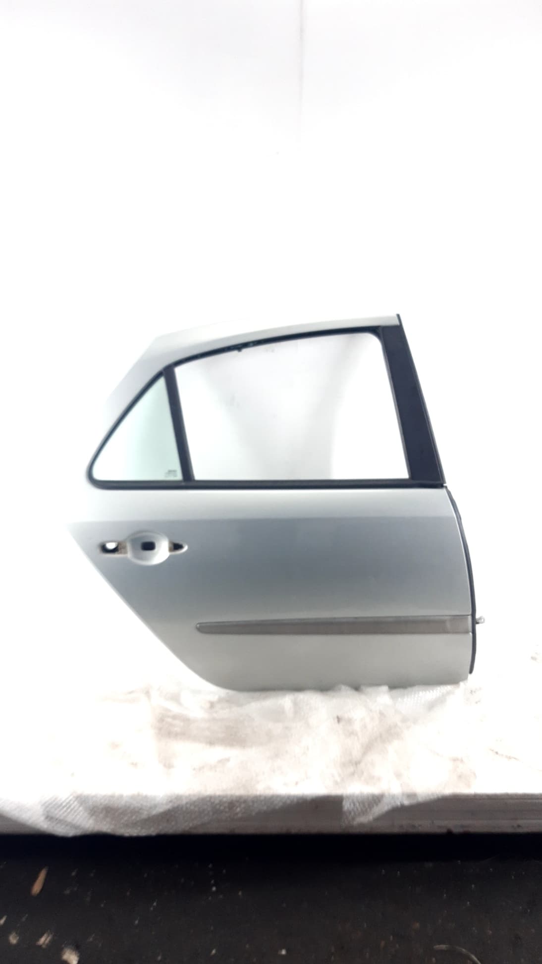 Puerta trasera derecha RENAULT LAGUNA (B56)