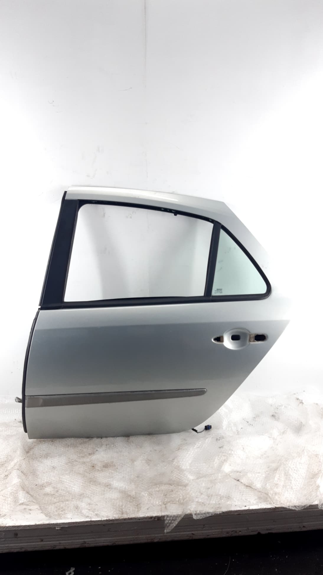 Puerta trasera izquierda RENAULT LAGUNA (B56)