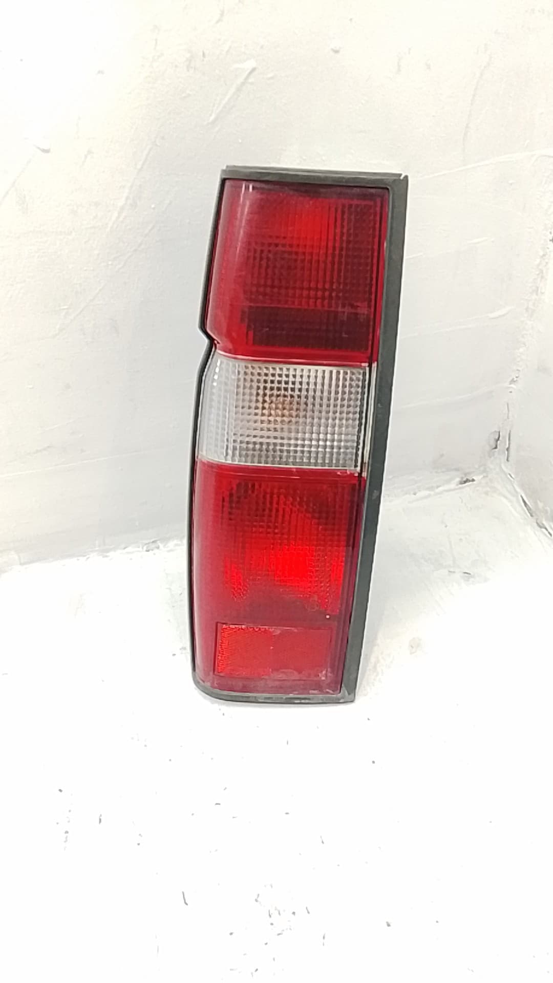 Piloto trasero izquierdo NISSAN PICK-UP (D22)