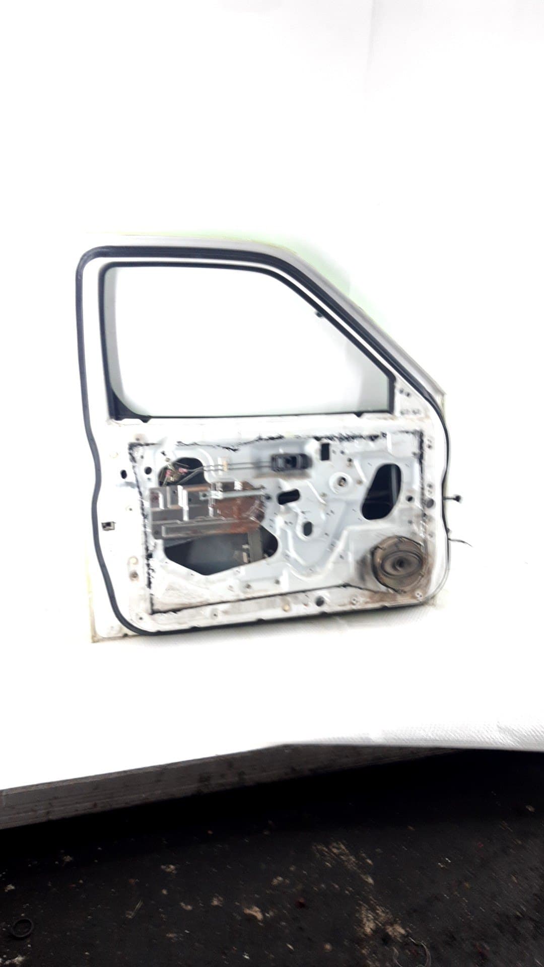 Puerta delantera izquierda NISSAN PICK-UP (D22) 3