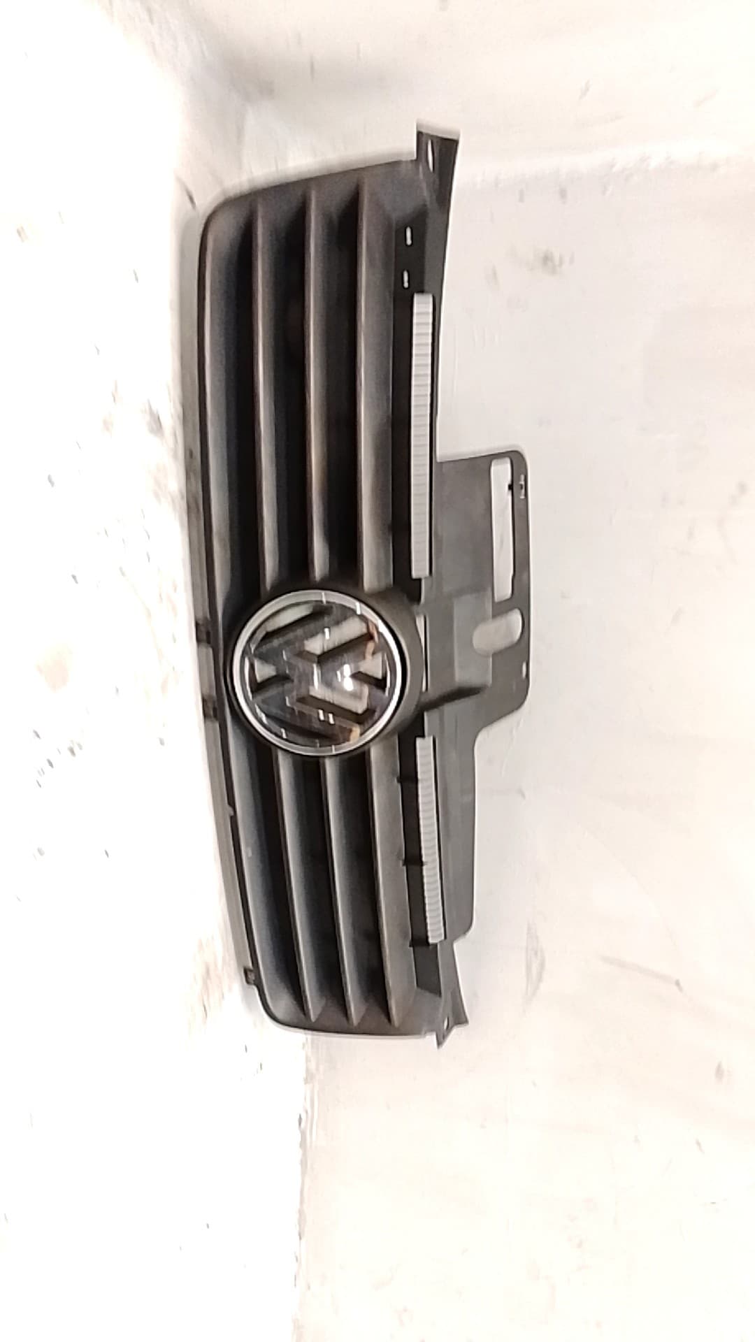 Rejilla delantera VOLKSWAGEN POLO (9N1)