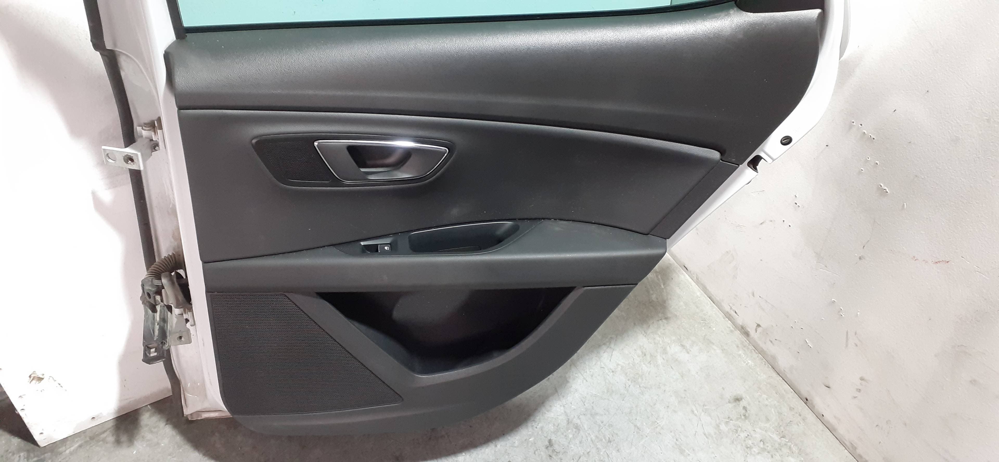 Guarnecido puerta trasera derecha SEAT LEON (5F1)