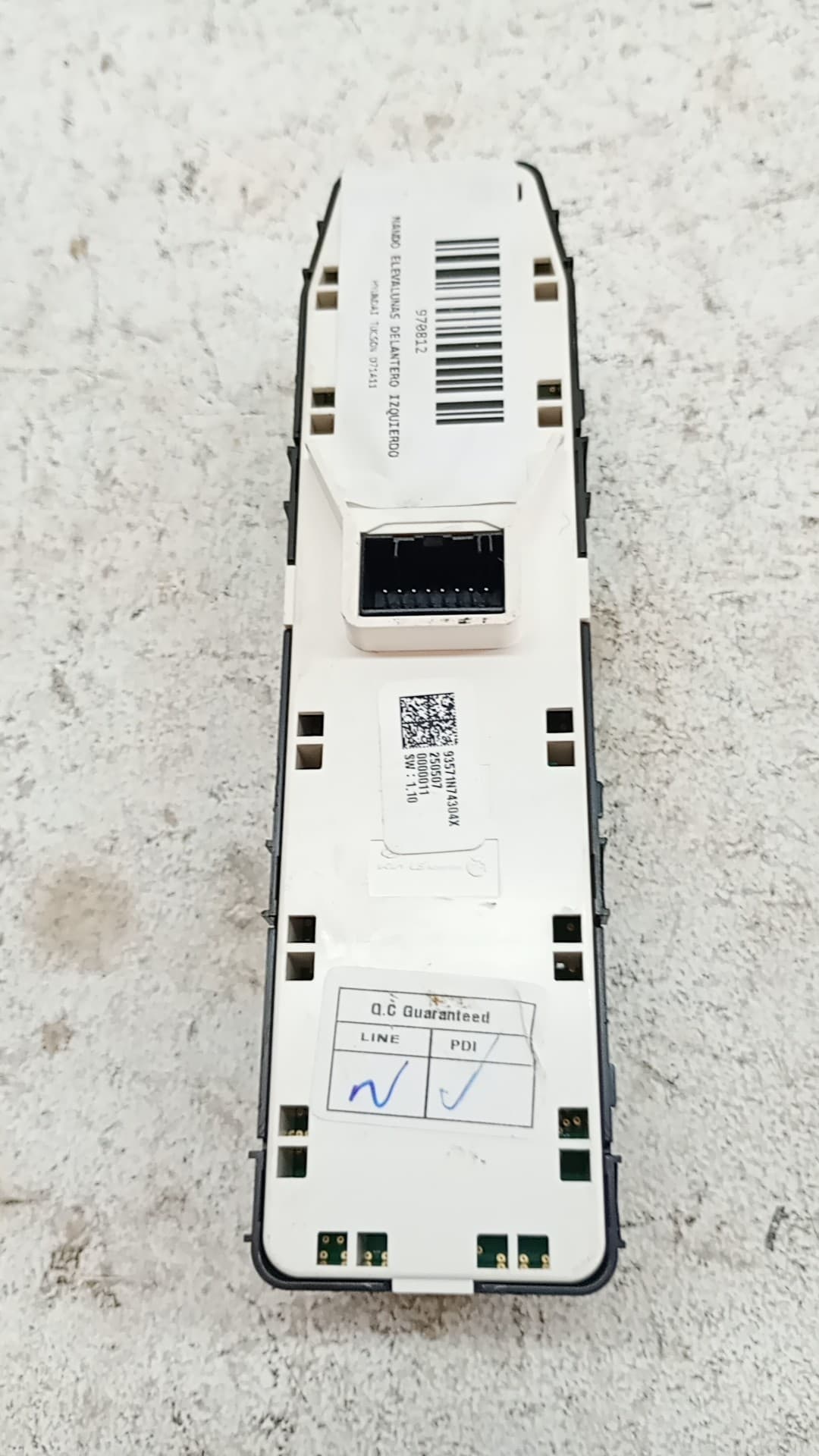 Mando elevalunas delantero izquierdo HYUNDAI TUCSON 3