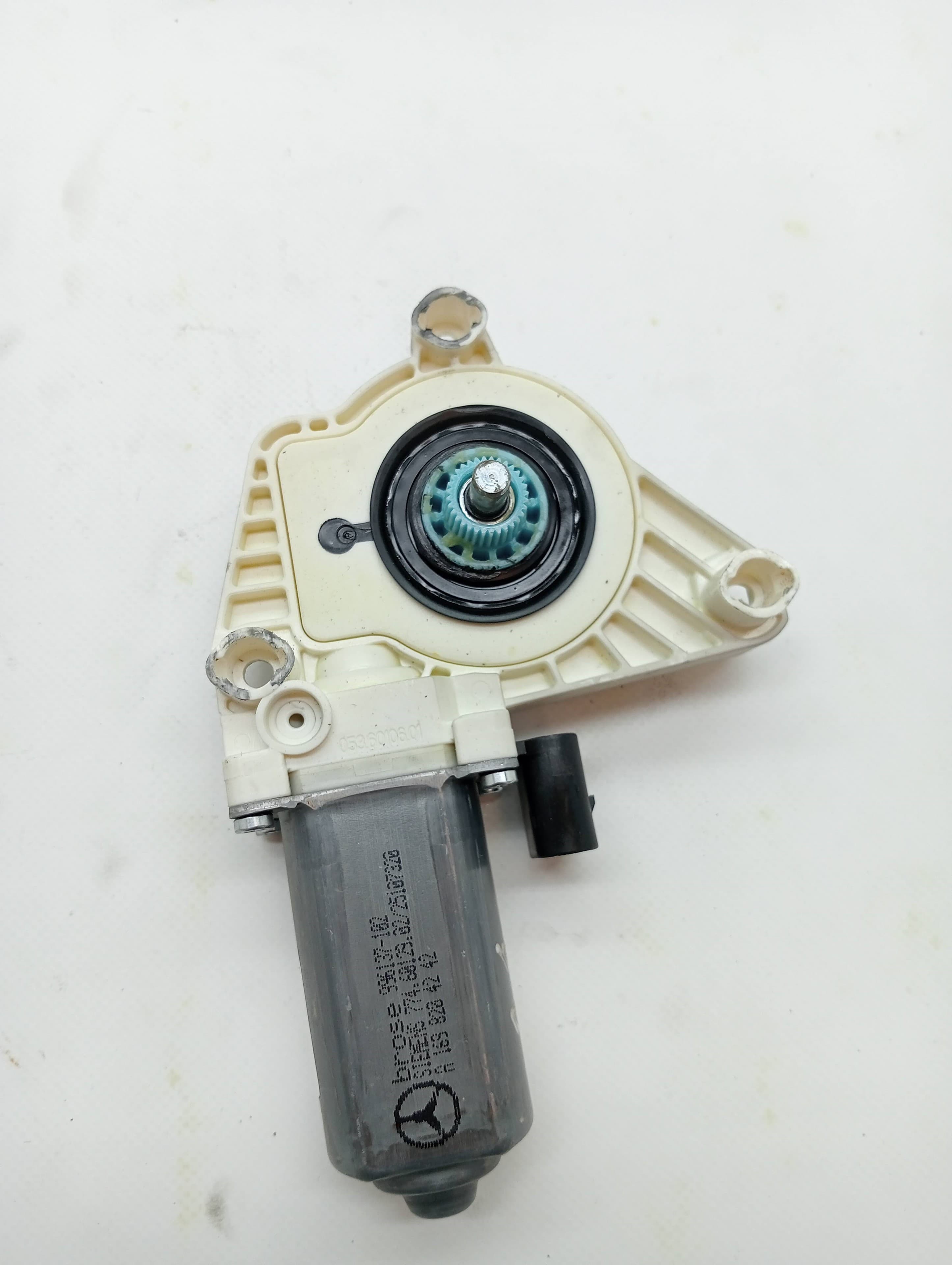 Motor elevalunas delantero derecho MERCEDES-BENZ CLASE B (W245) 3