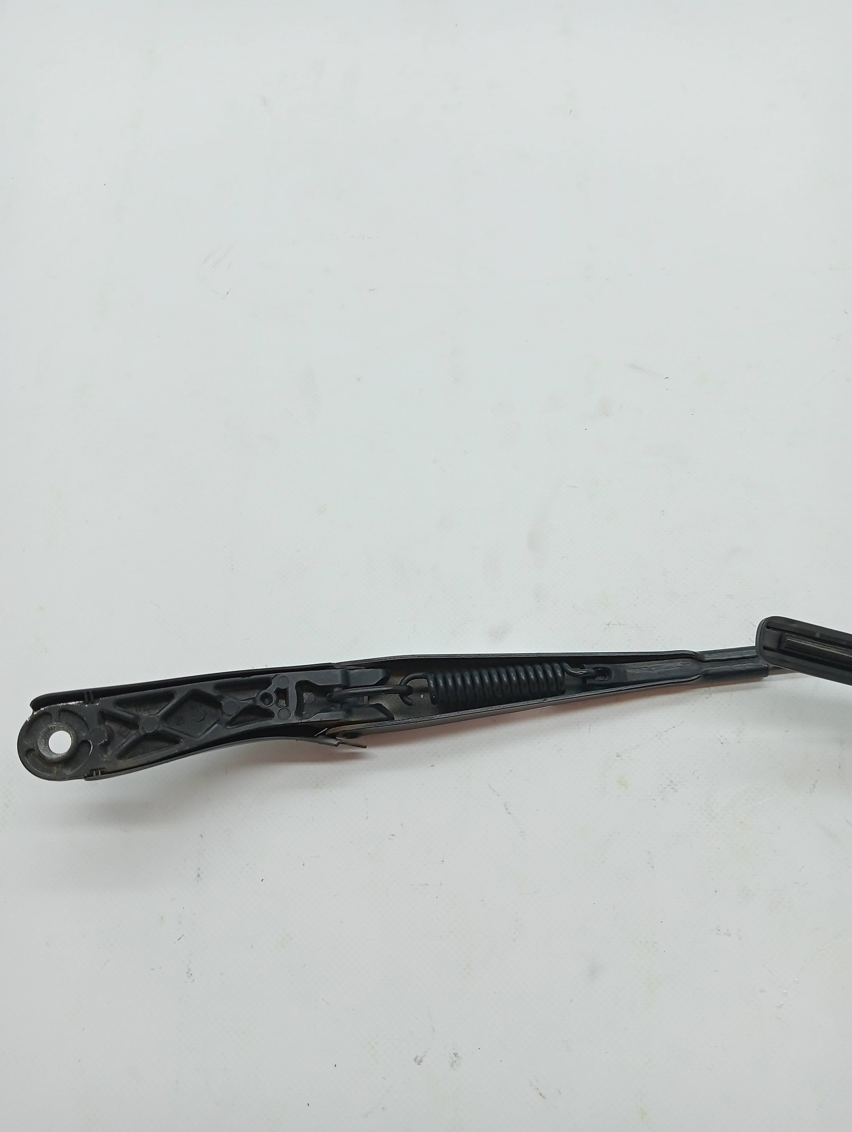 Brazo limpia delantero izquierdo MERCEDES-BENZ CLASE B (W245) 2