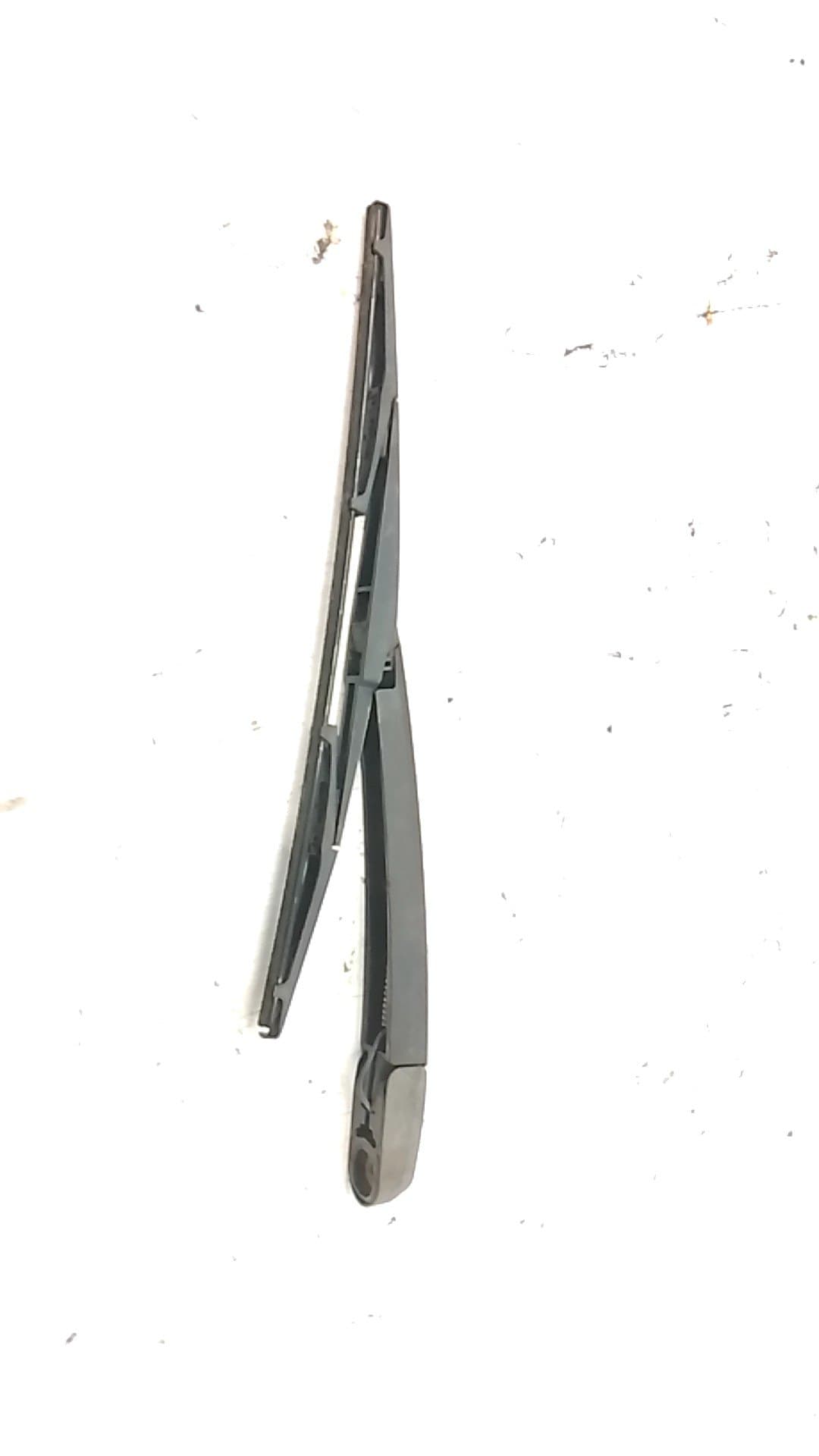 Brazo limpia trasero KIA CERATO 3