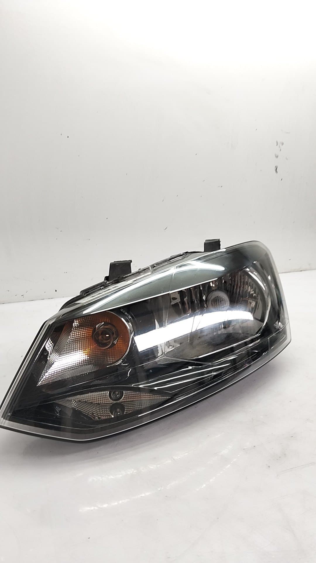 Faro izquierdo VOLKSWAGEN POLO (6R1)