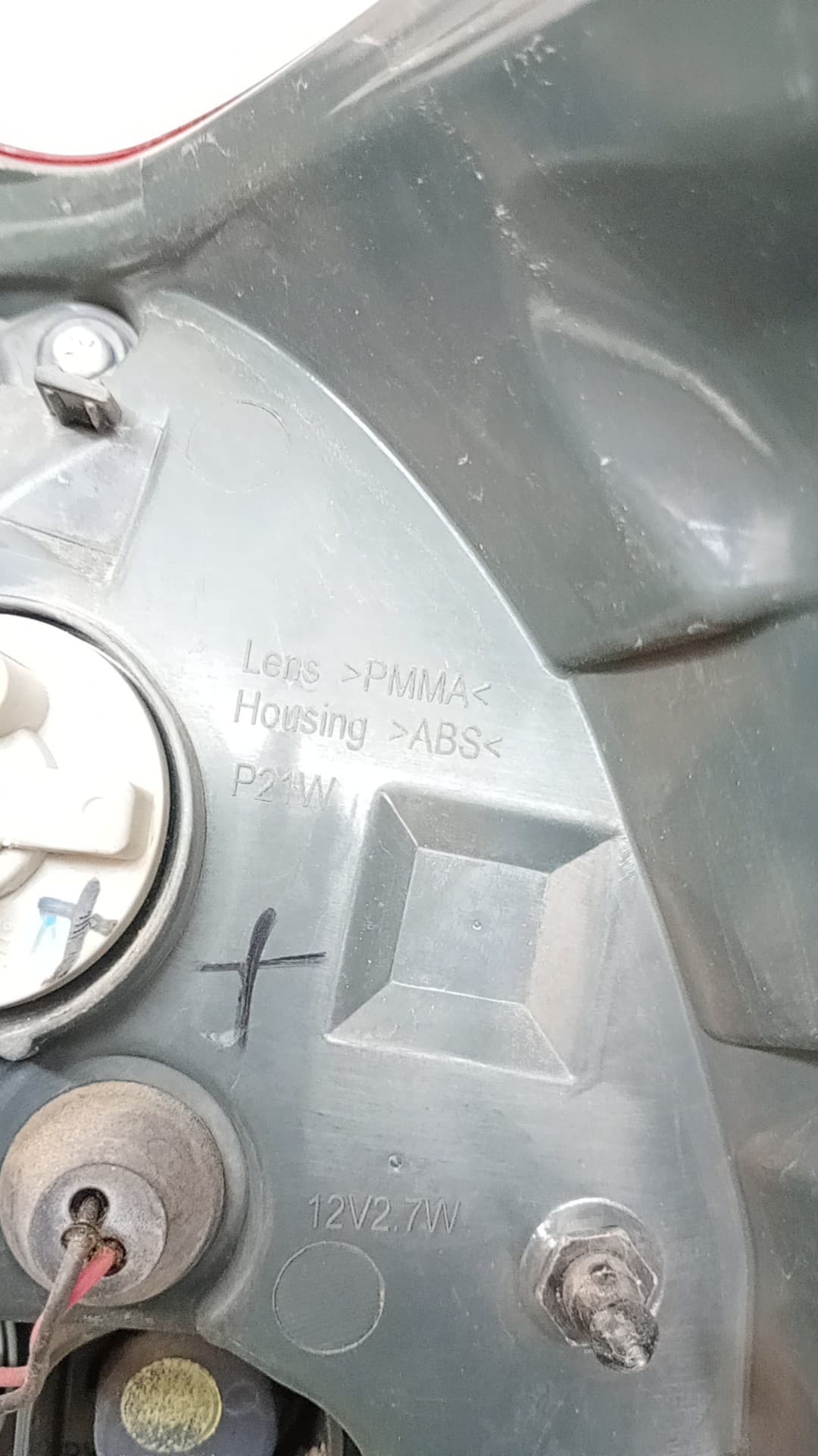 Piloto trasero izquierdo TOYOTA AURIS 3