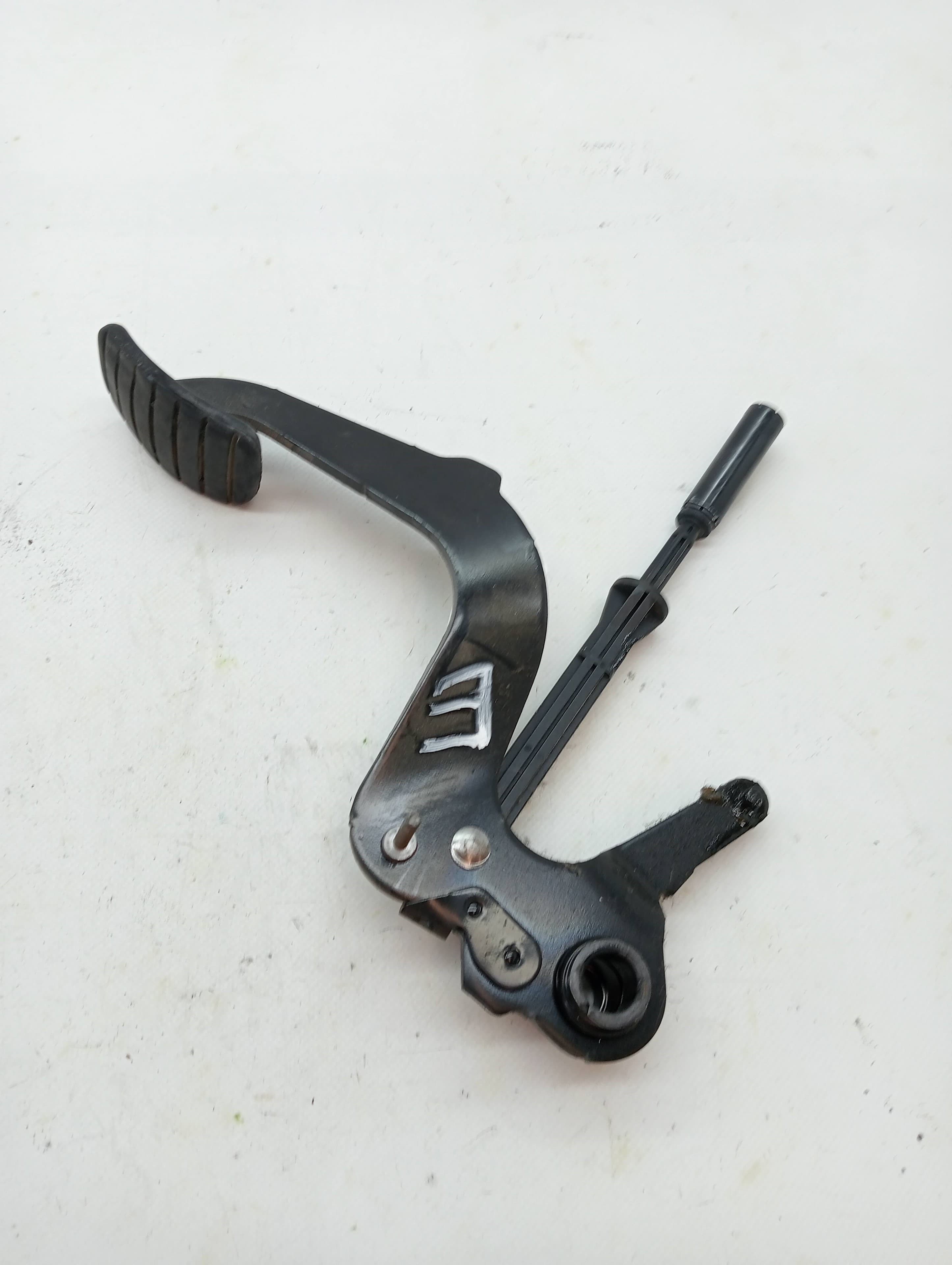 Pedal embrague RENAULT LAGUNA III 2