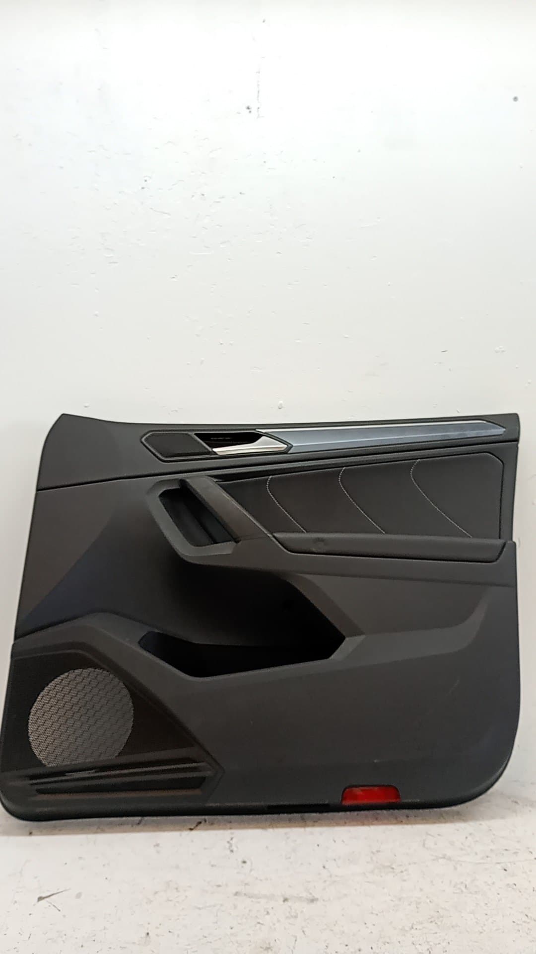 Guarnecido puerta delantera derecha VOLKSWAGEN TIGUAN (AX1)
