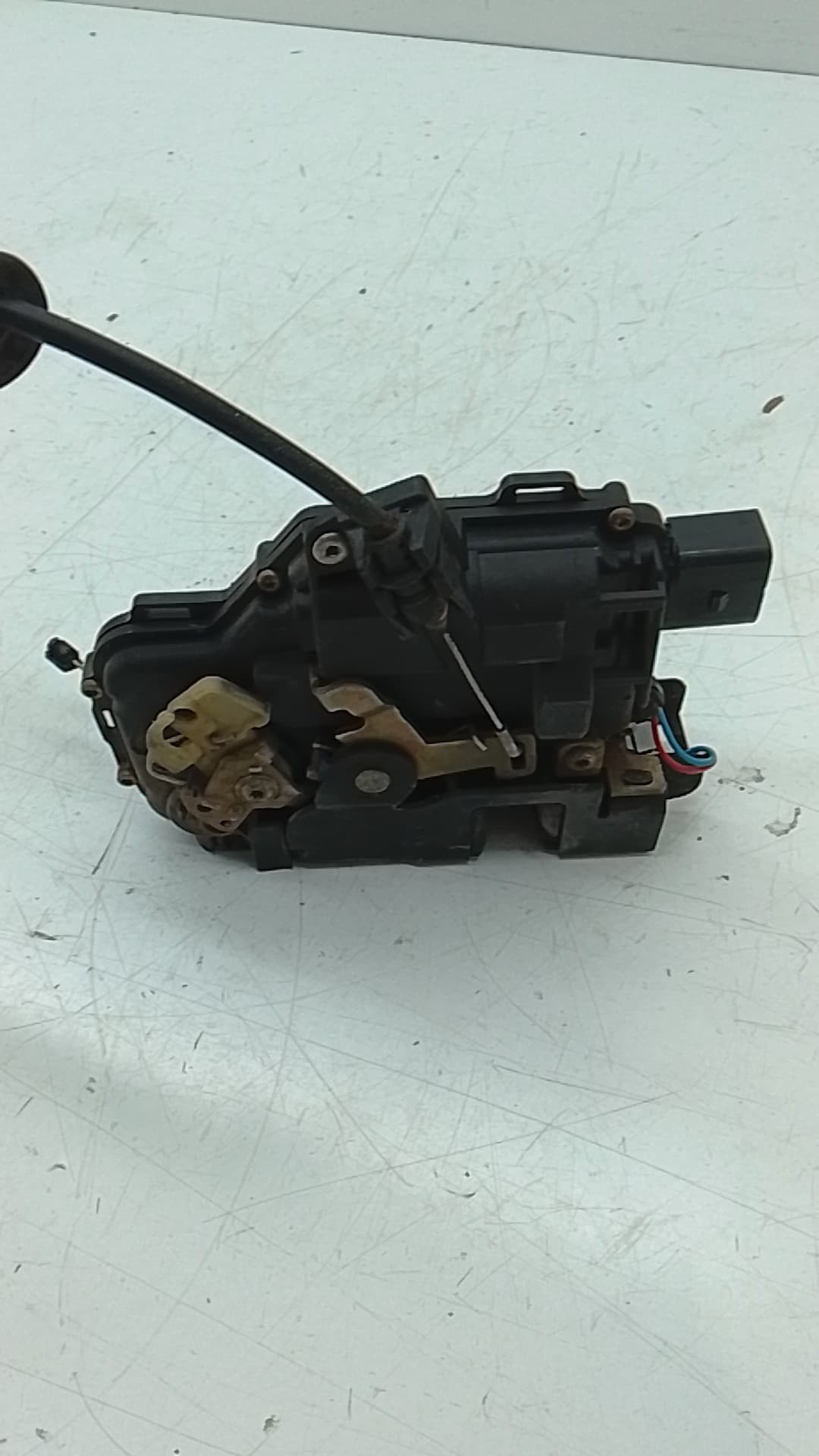 Cerradura puerta delantera izquierda VOLKSWAGEN BORA BERLINA (1J2) 2