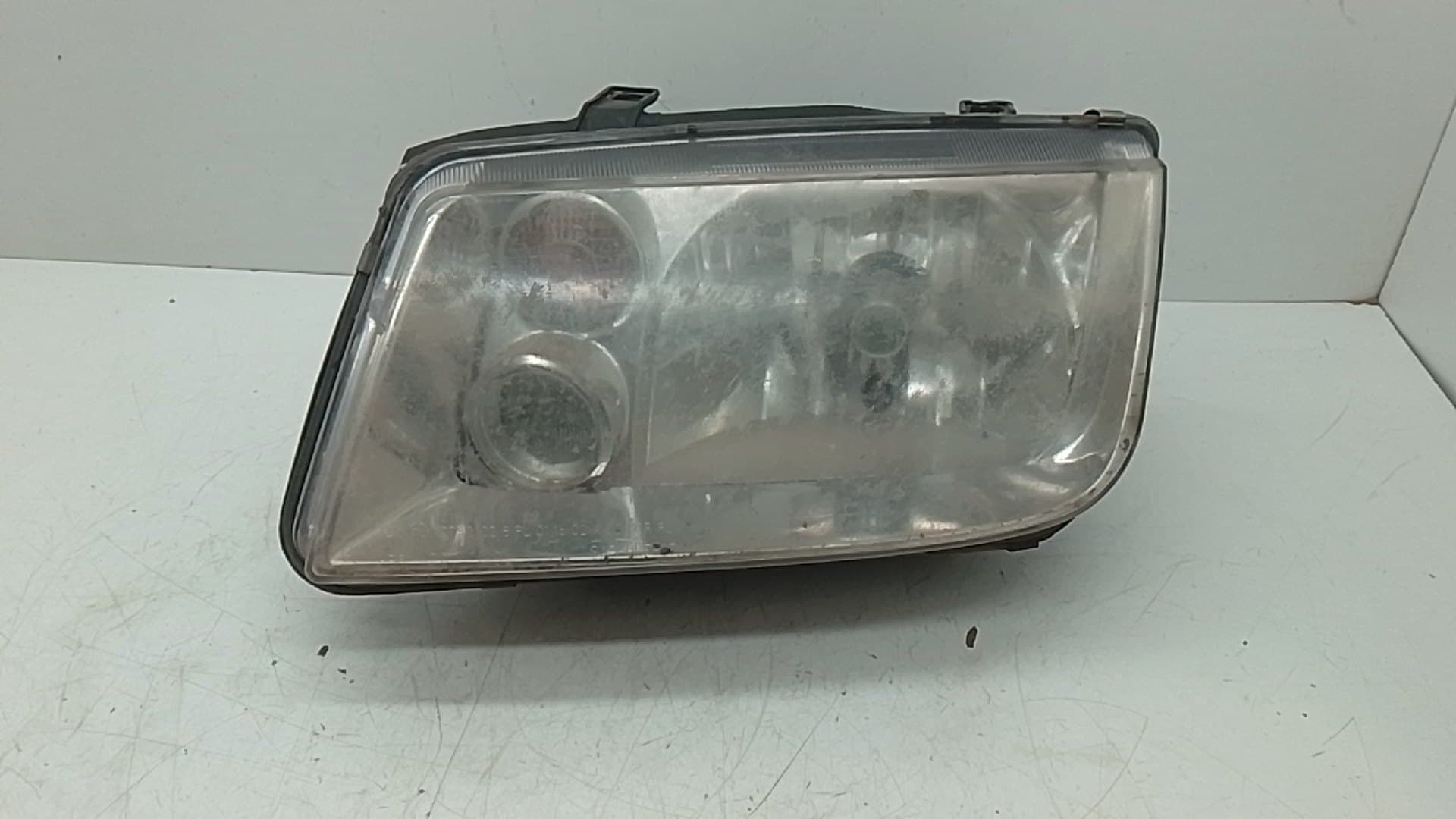 Faro izquierdo VOLKSWAGEN BORA BERLINA (1J2)