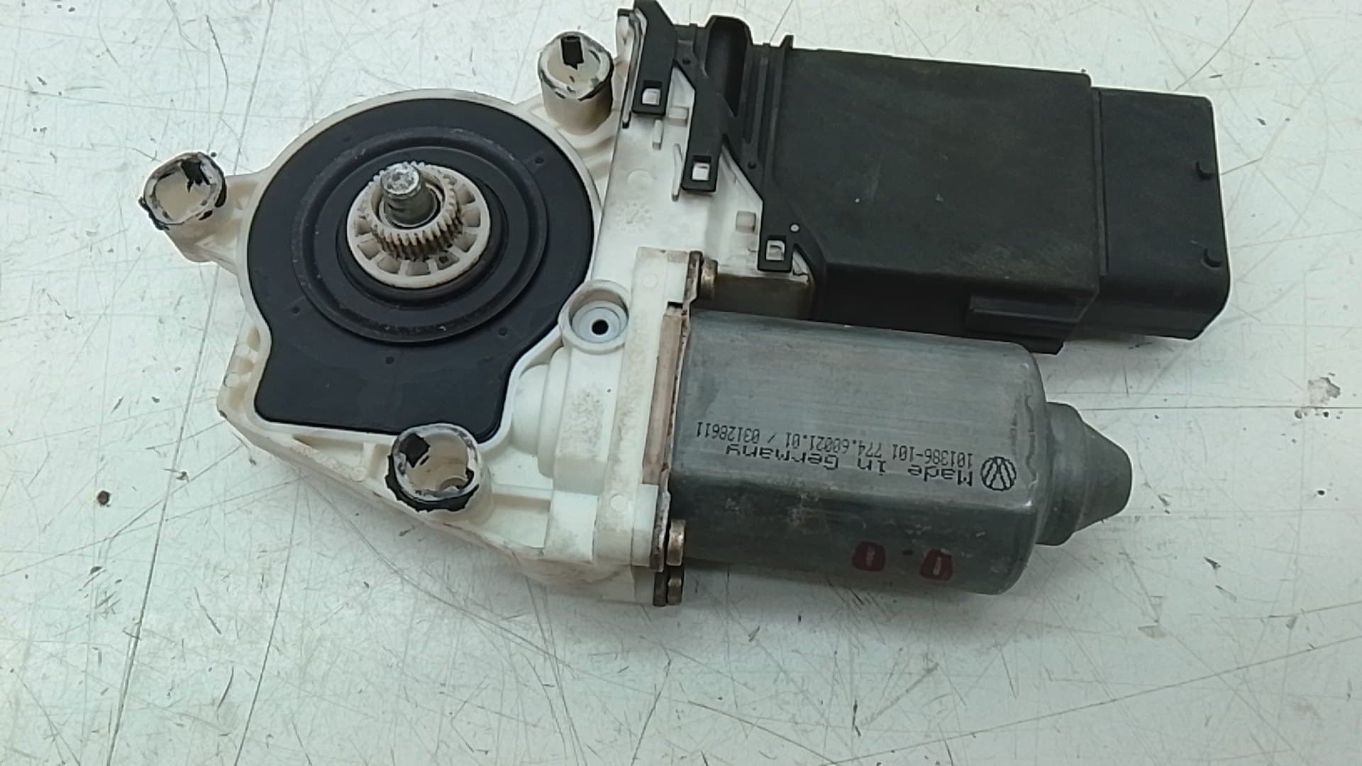 Motor elevalunas delantero derecho VOLKSWAGEN BORA BERLINA (1J2) 3
