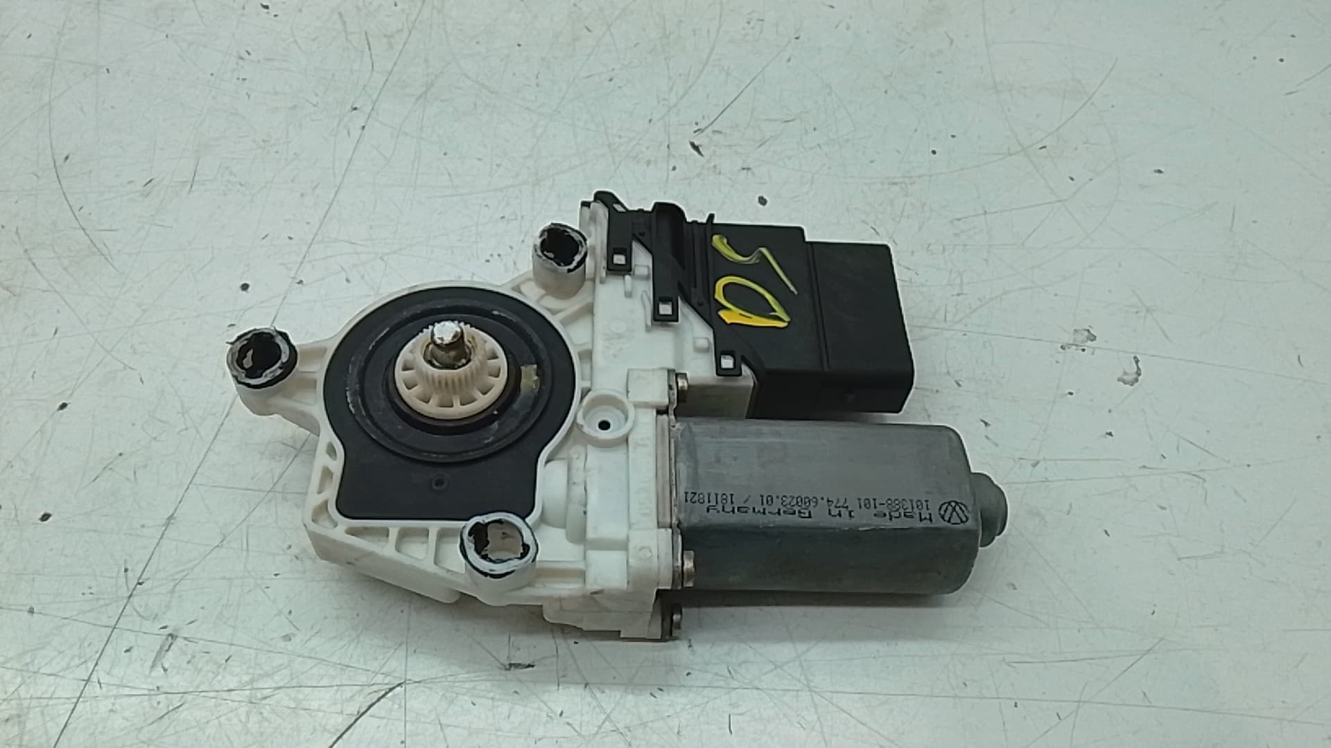 Motor elevalunas delantero izquierdo VOLKSWAGEN BORA BERLINA (1J2)