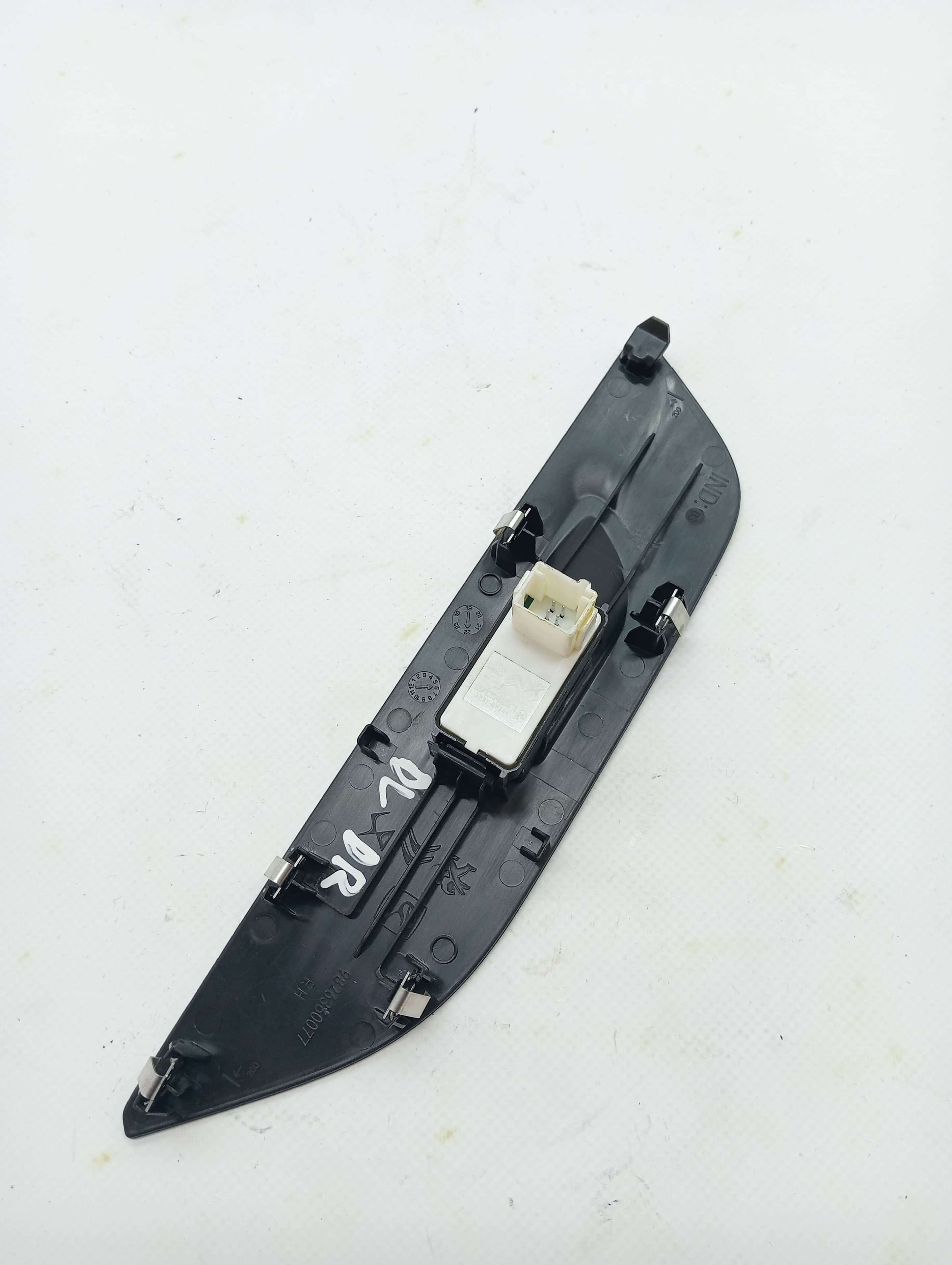 Mando elevalunas delantero derecho PEUGEOT 2008 (P1) 2
