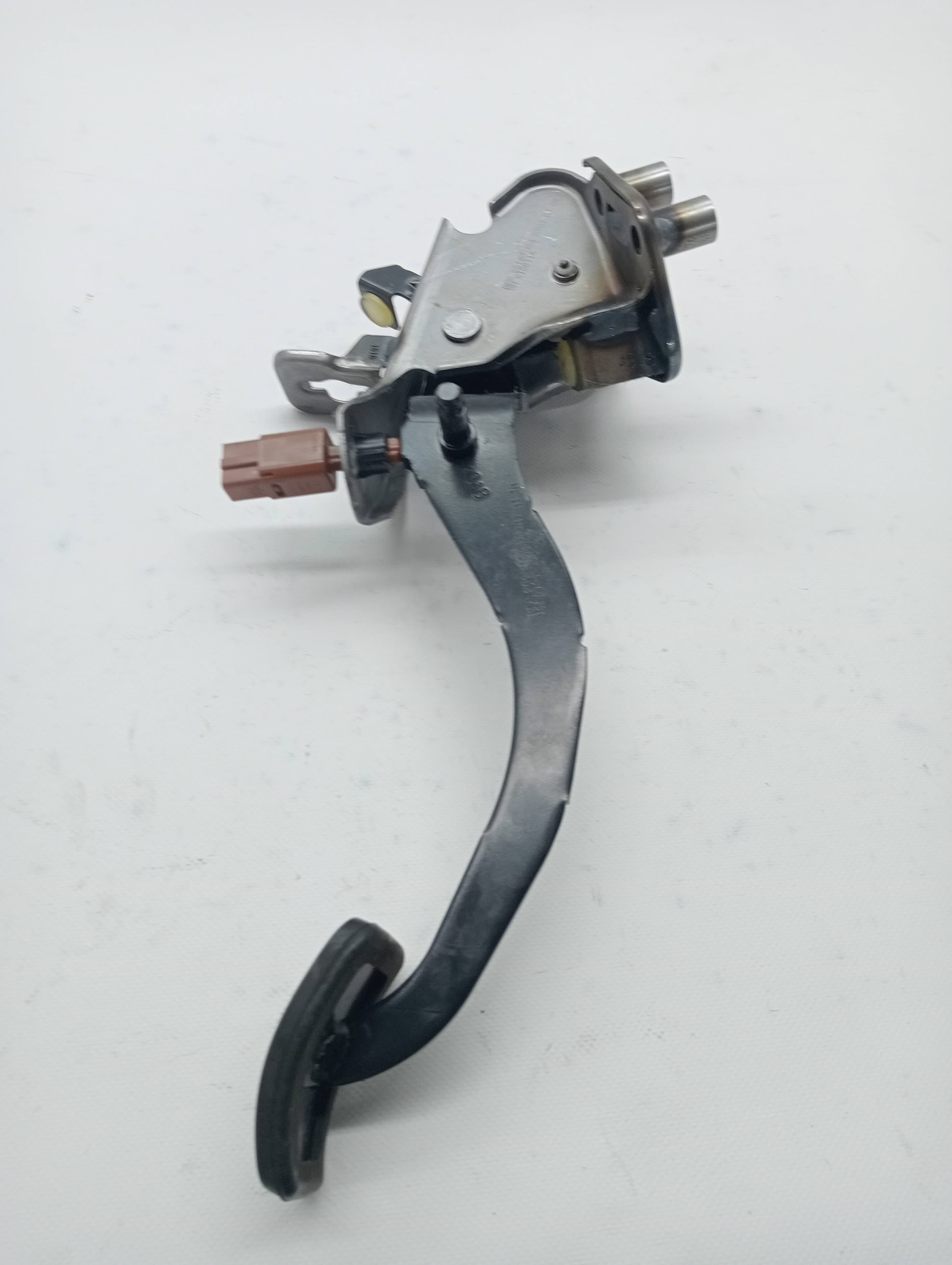 Pedal embrague NISSAN JUKE (F15) 2