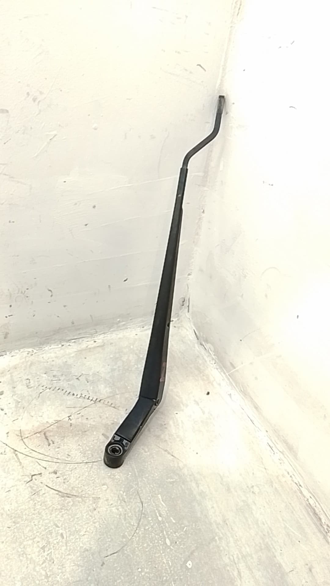 Brazo limpia delantero izquierdo TOYOTA COROLLA VERSO (R1)