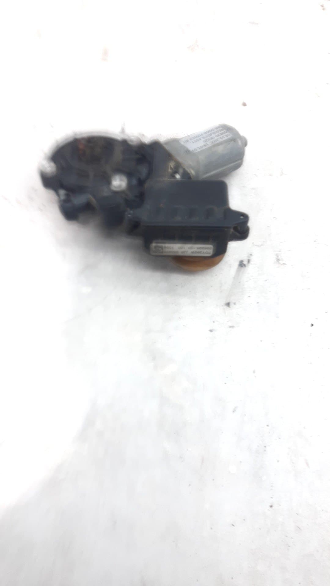 Motor elevalunas trasero derecho TOYOTA COROLLA VERSO (R1) 3