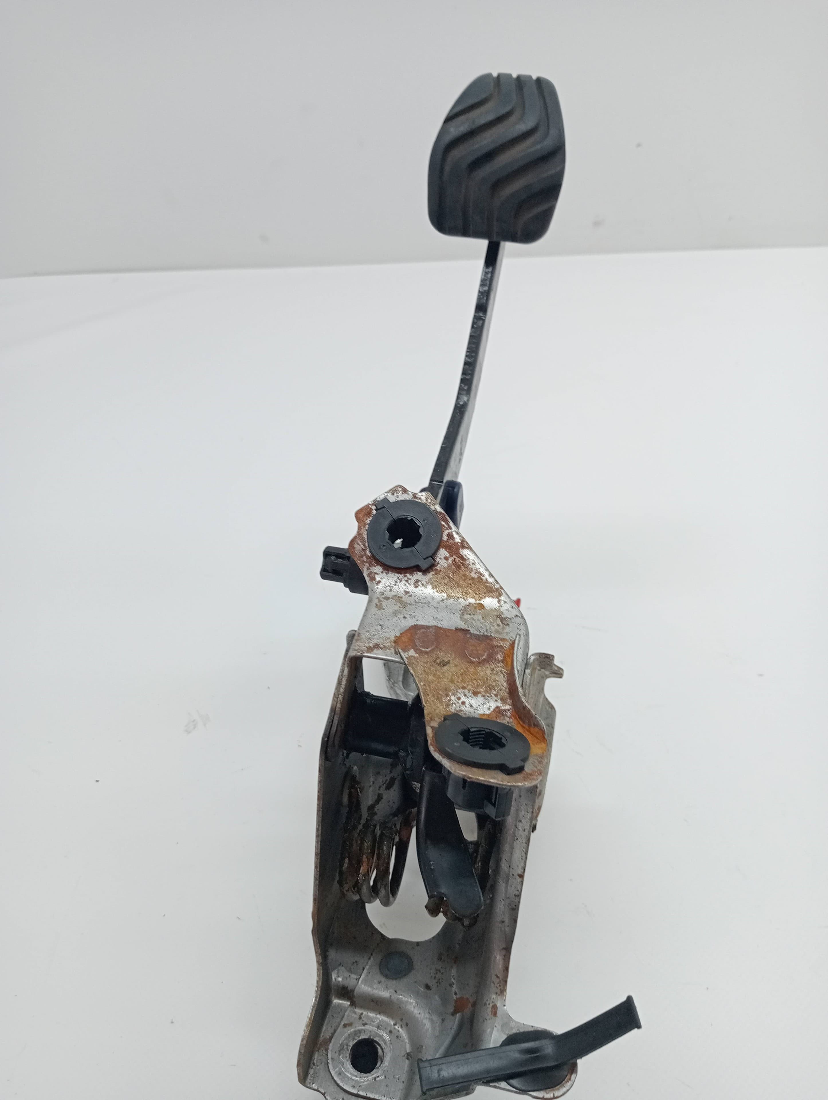 Pedal embrague NISSAN MICRA K14 2