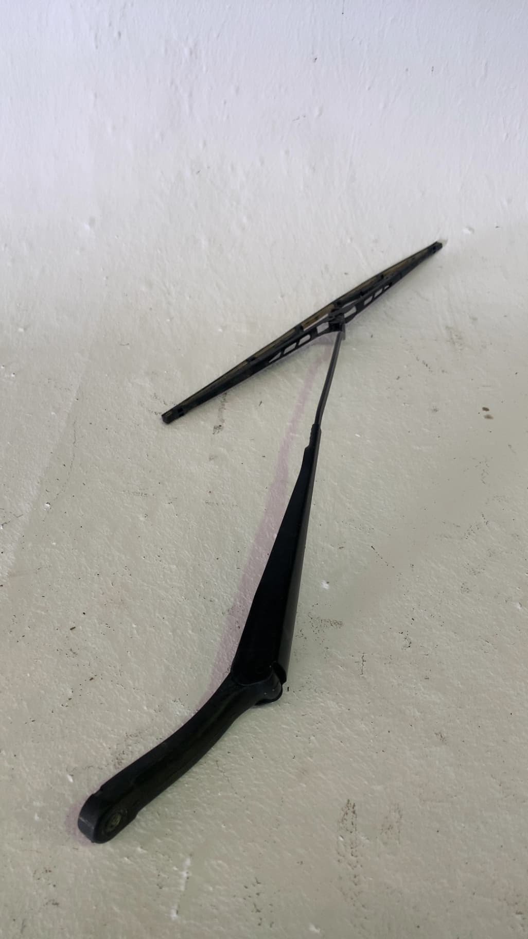 Brazo limpia delantero izquierdo FORD MONDEO III TURNIER (BWY)