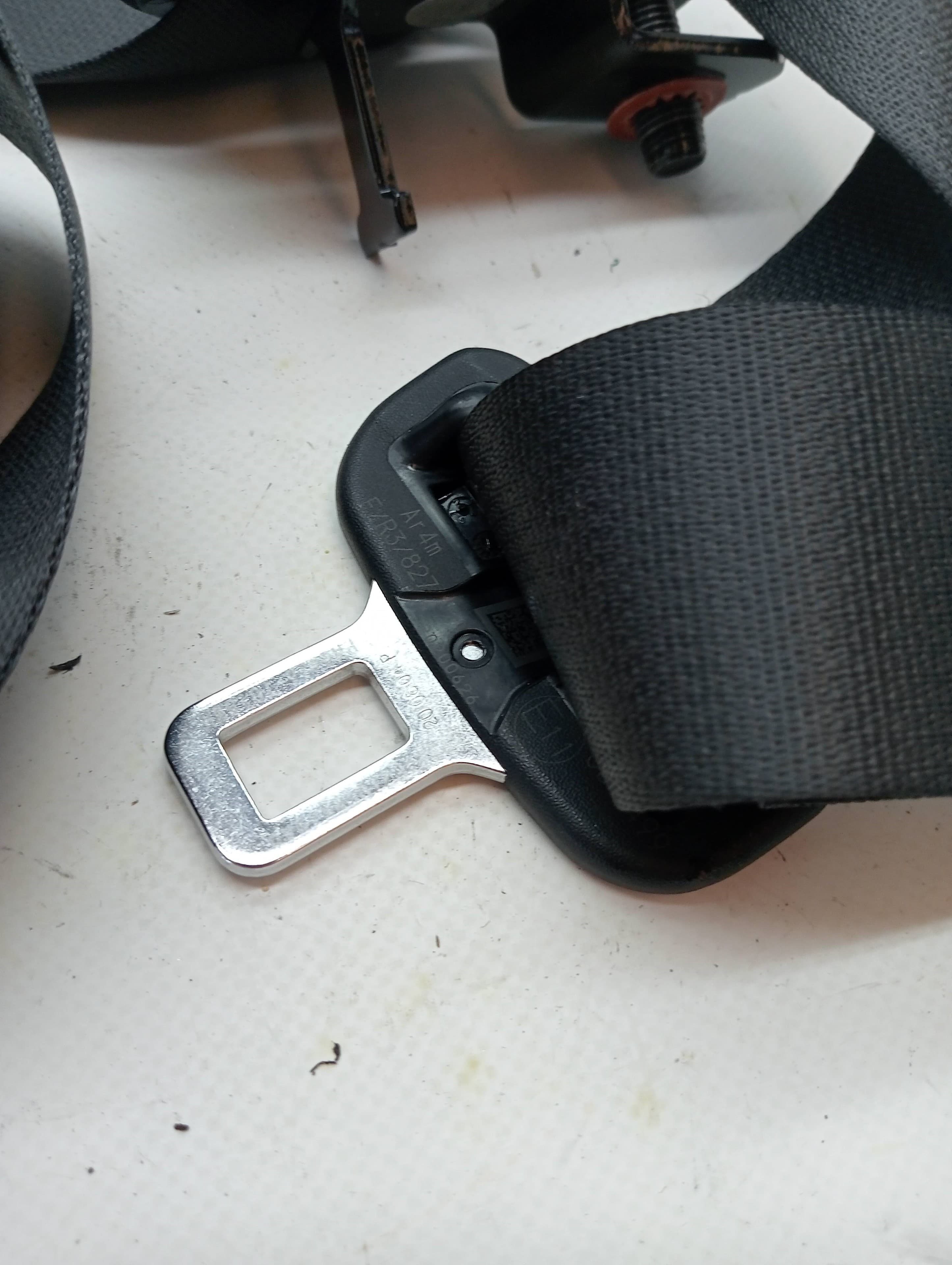 Cinturon seguridad trasero derecho KIA SORENTO () 3
