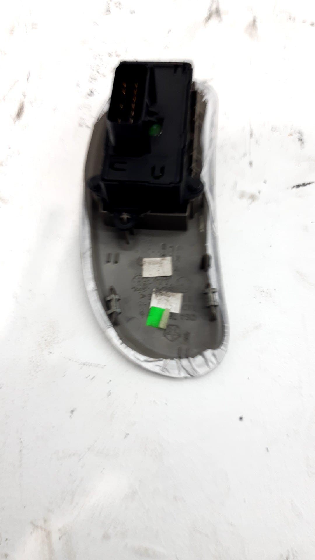 Mando elevalunas delantero izquierdo CHRYSLER VOYAGER (ES) 2