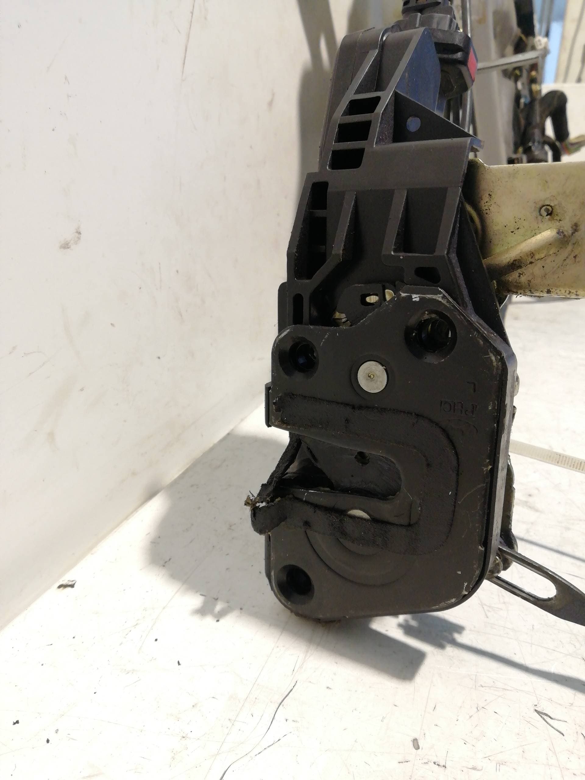 Cerradura puerta delantera izquierda HYUNDAI TRAJET (FO) 3