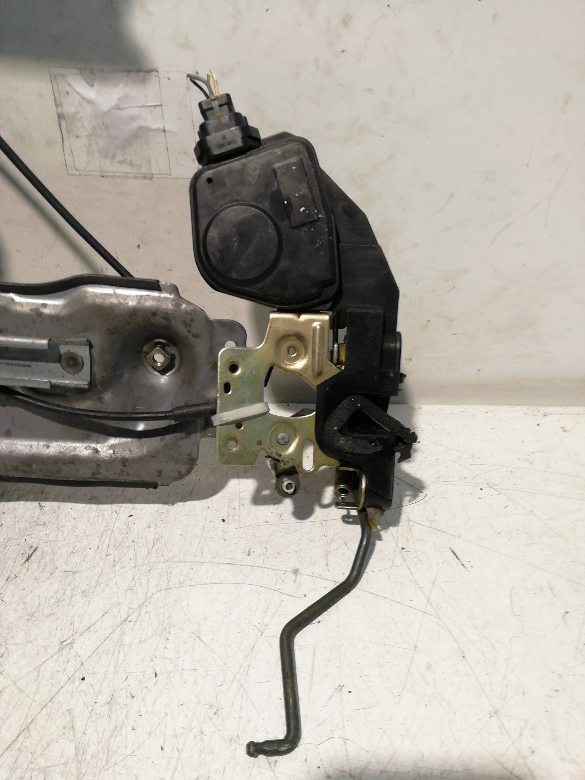 Cerradura puerta delantera izquierda HYUNDAI TRAJET (FO) 2