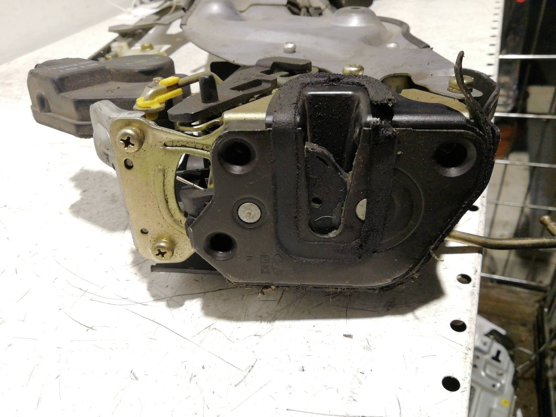 Cerradura puerta trasera derecha HYUNDAI TRAJET (FO) 4