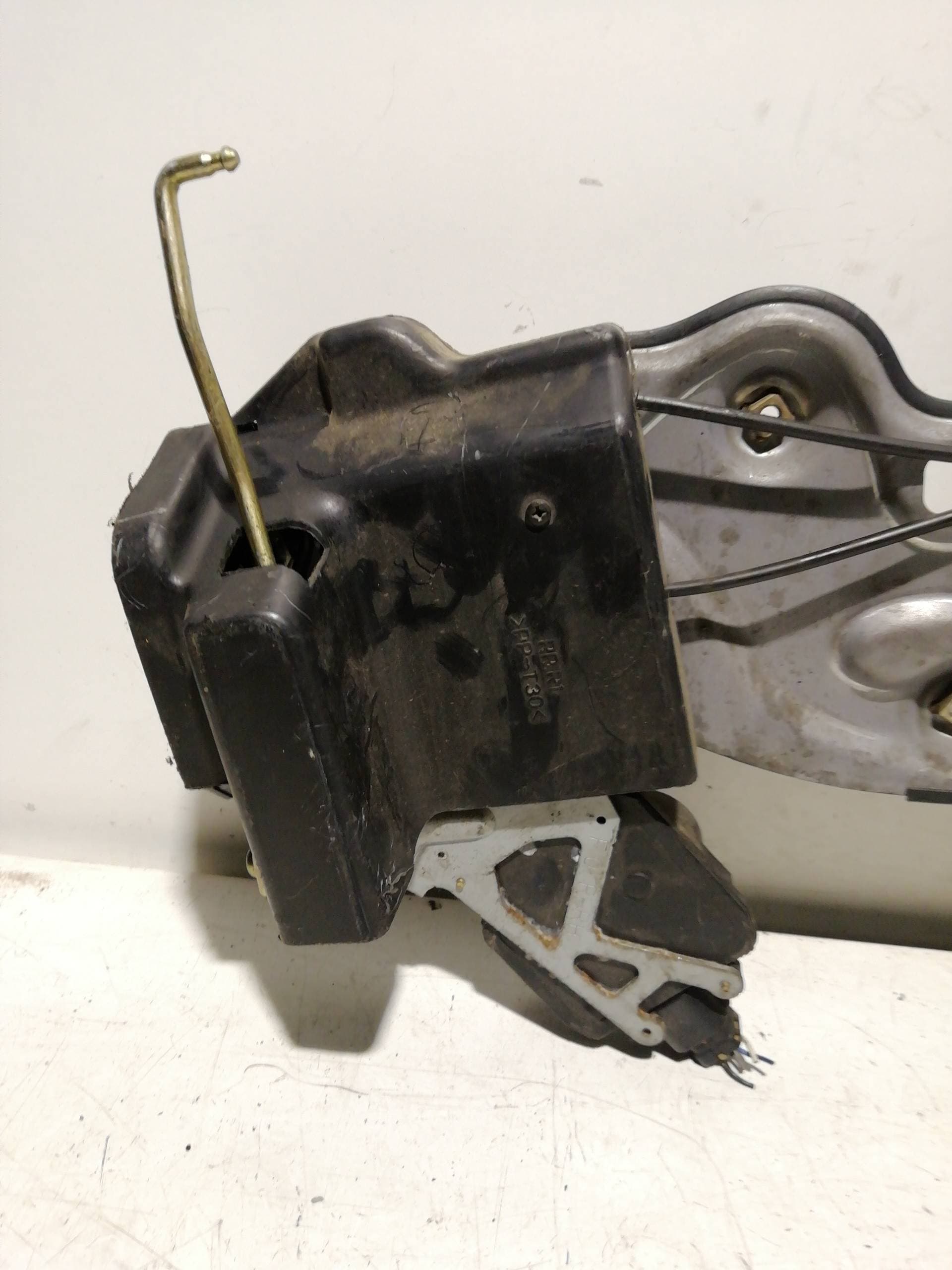 Cerradura puerta trasera derecha HYUNDAI TRAJET (FO) 3