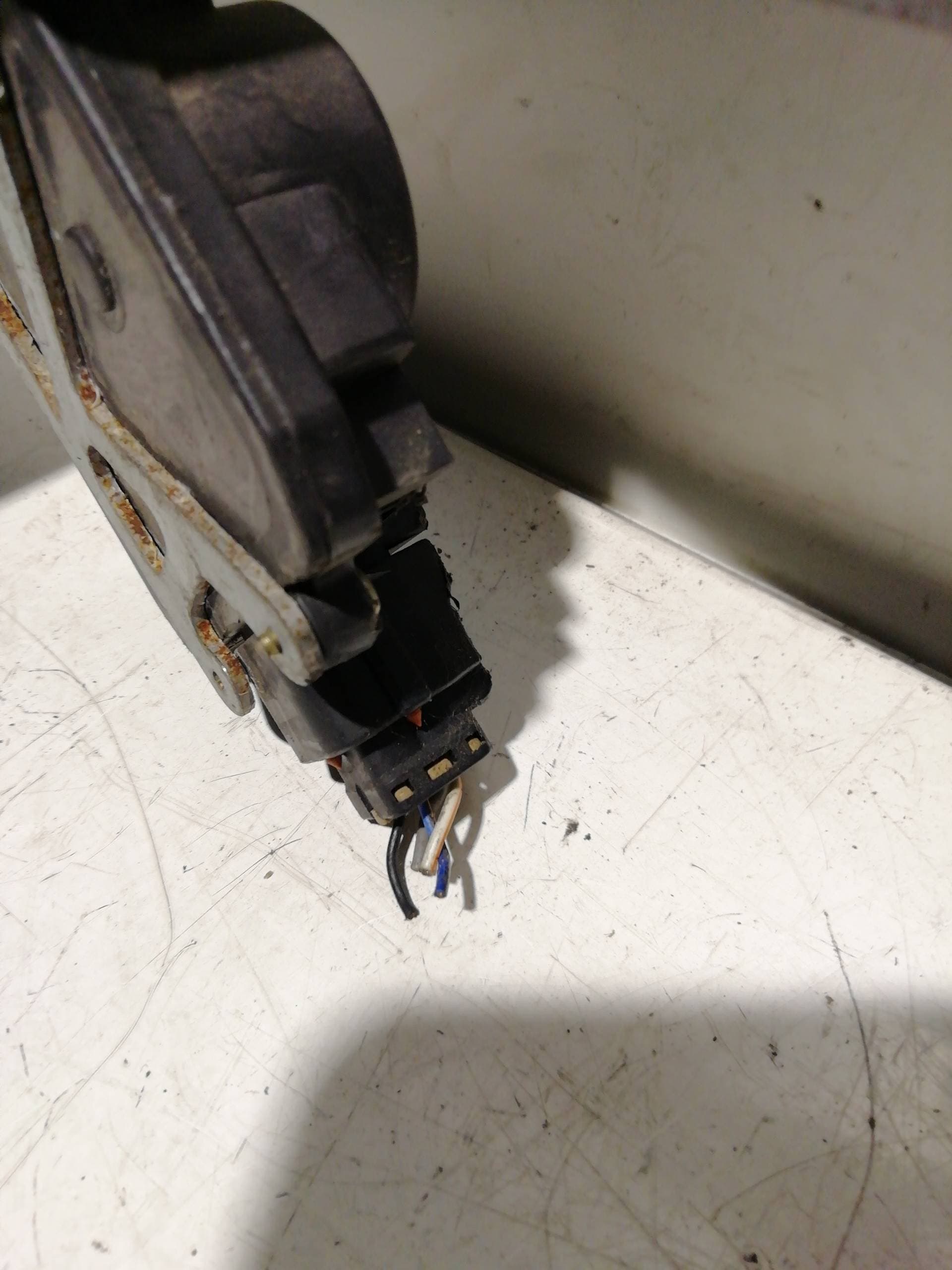 Cerradura puerta trasera derecha HYUNDAI TRAJET (FO) 2