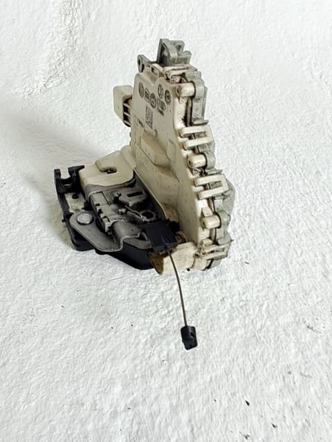Cerradura puerta delantera izquierda SEAT ALTEA XL (5P5, 5P8) 4