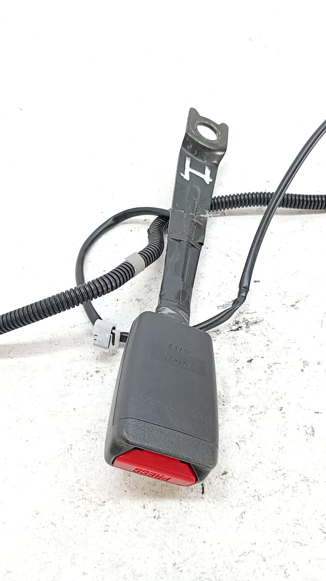 Enganche cinturon delantero izquierdo TOYOTA AURIS 3