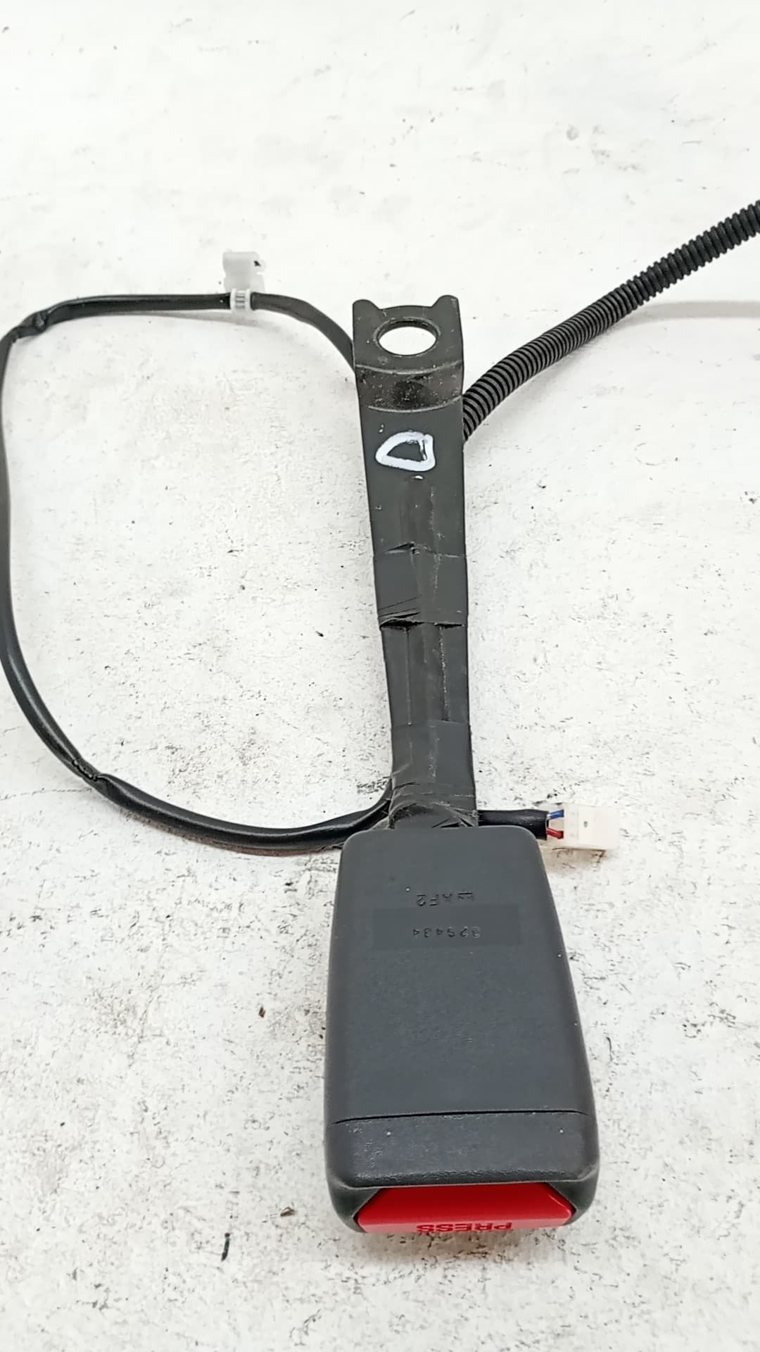 Enganche cinturon delantero derecho TOYOTA AURIS 3