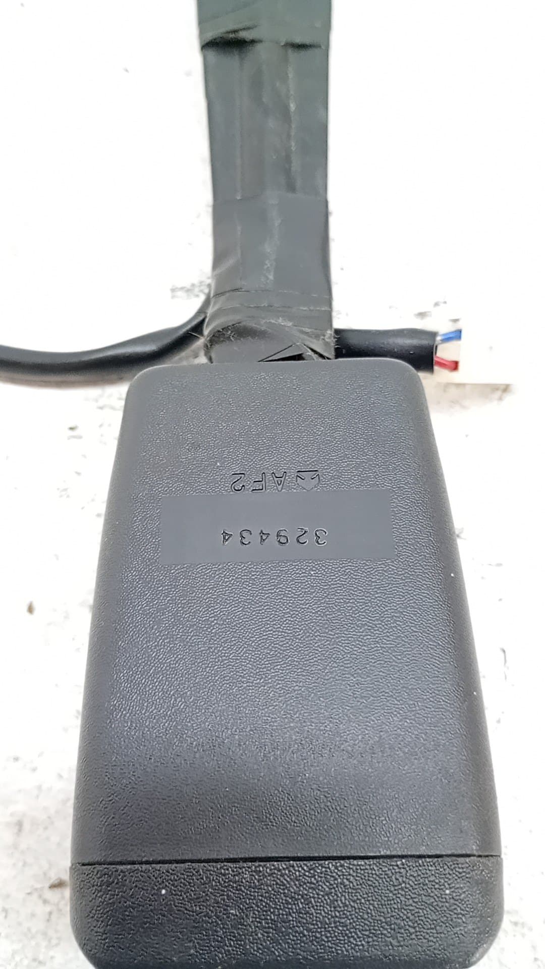 Enganche cinturon delantero derecho TOYOTA AURIS 2
