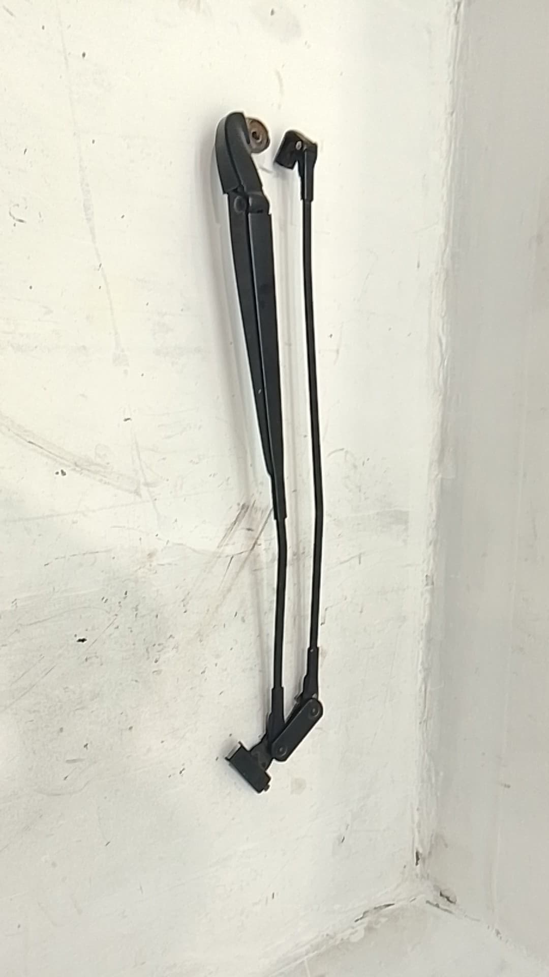 Brazo limpia delantero izquierdo TOYOTA AYGO